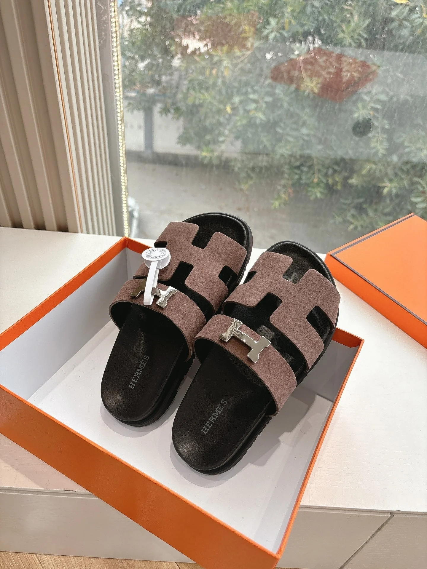 CHYPRE SANDAL IN MEDIUM BROWN SUEDE