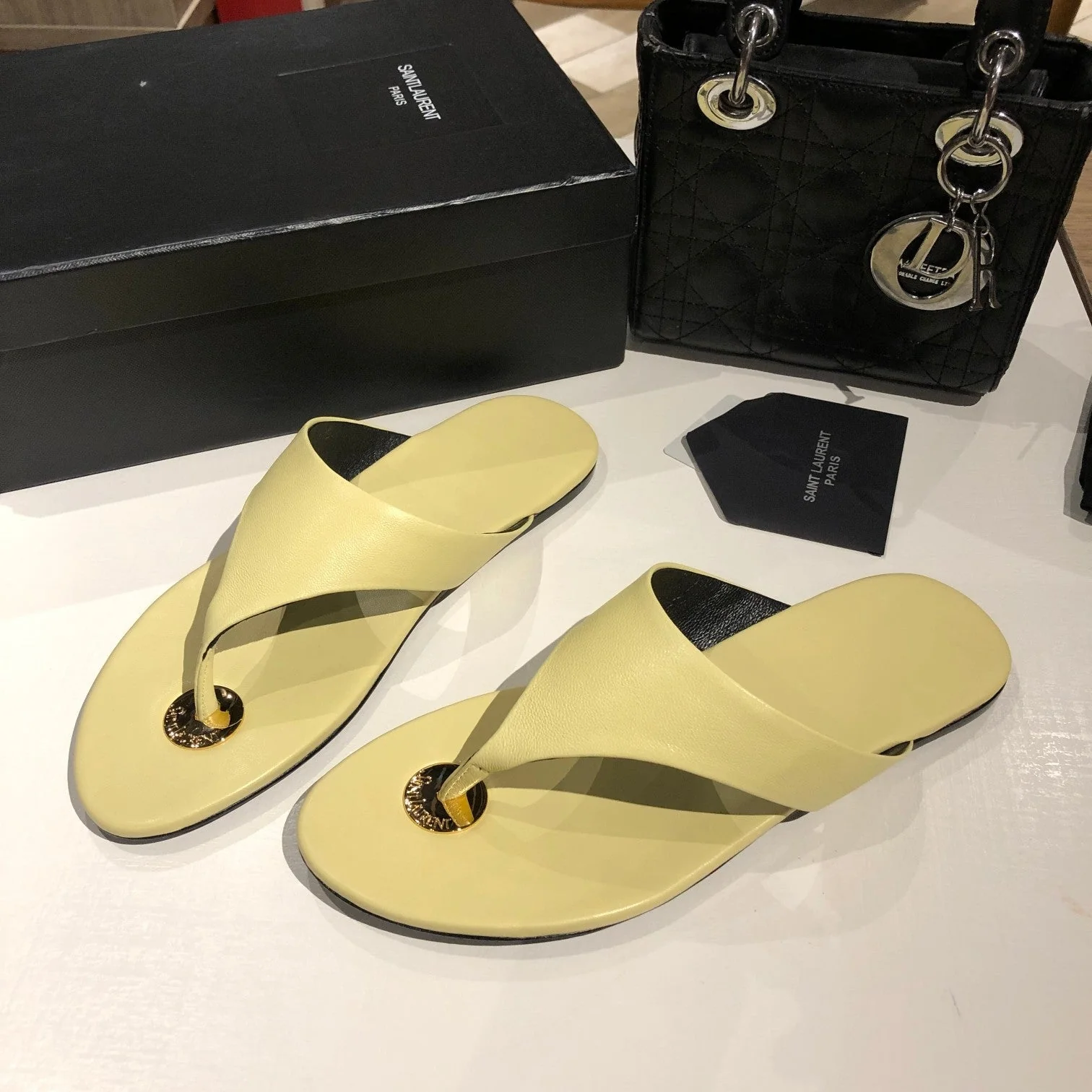 FLAT THONG IN LIGHT YELLOW CALFSKIN