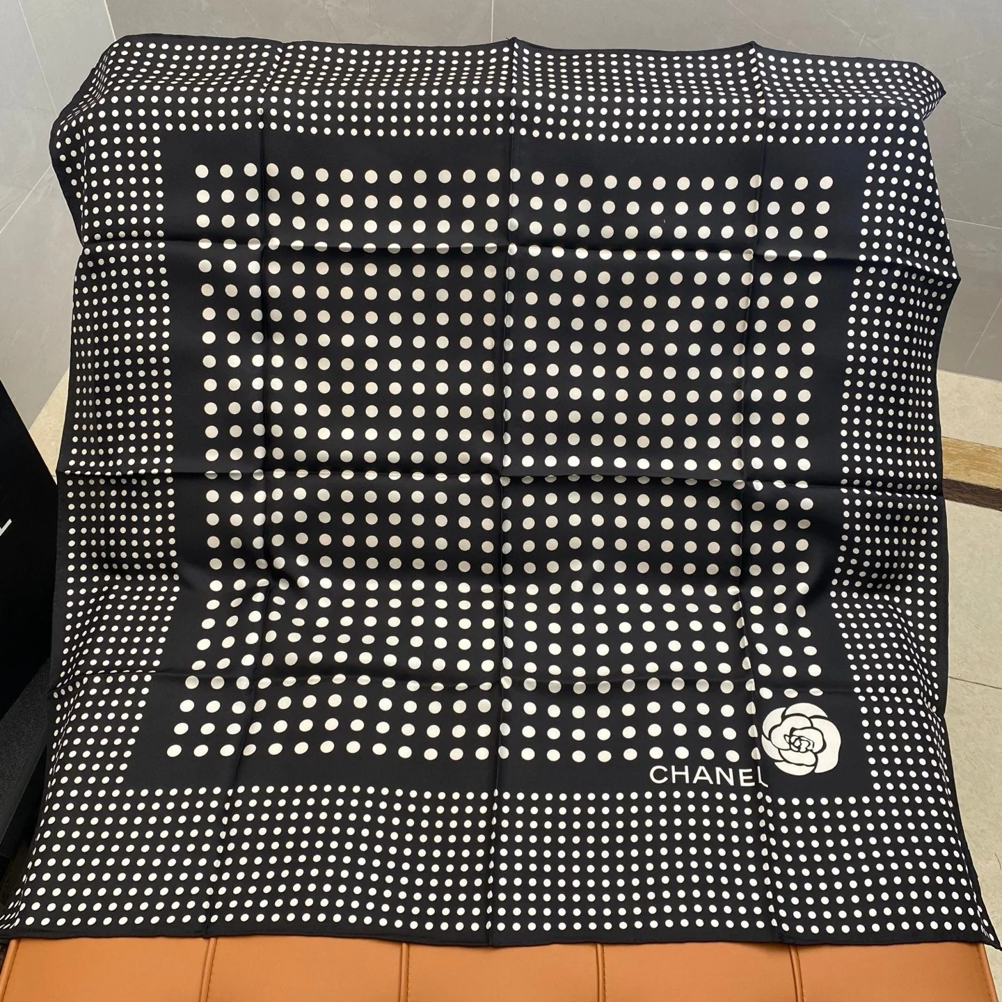 CHANEL 25S SCARF 90 IN SILK 703690