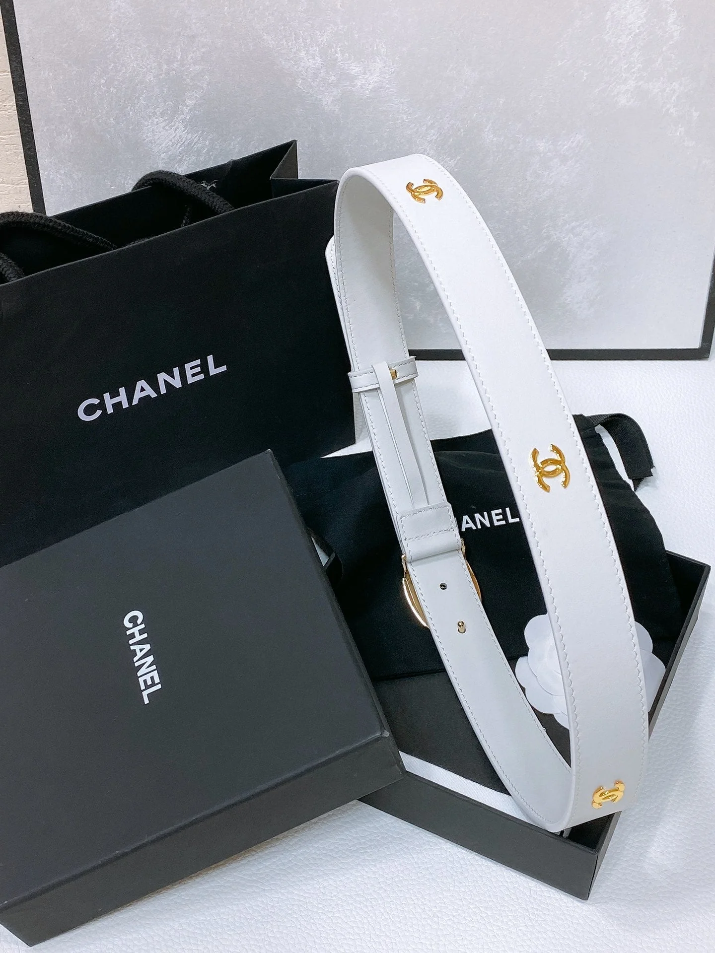 CC 30MM BELT IN WHITE SMOOTH CALFSKIN WHITE MIX BLACK METAL LOGO GOLD HARDWARE
