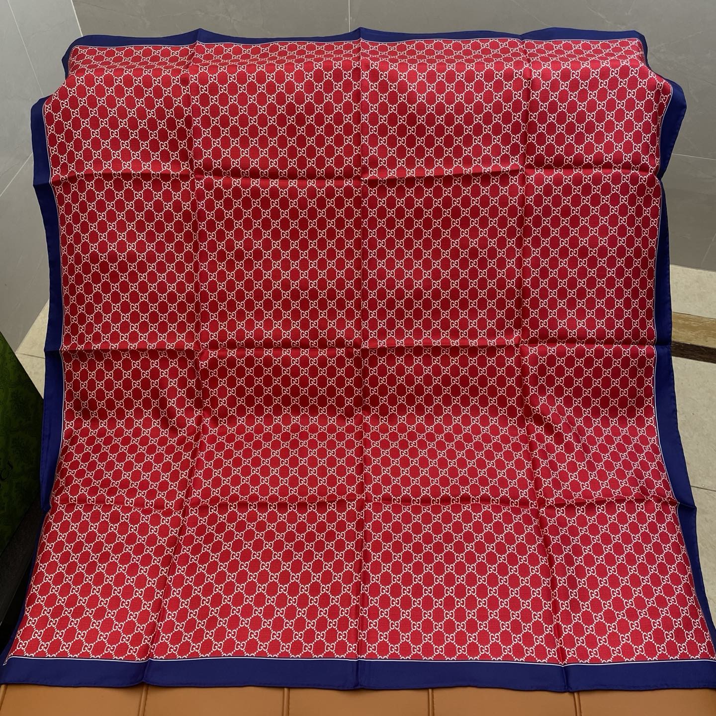 GUCCI 25S SCARF 90 IN SILK 709698