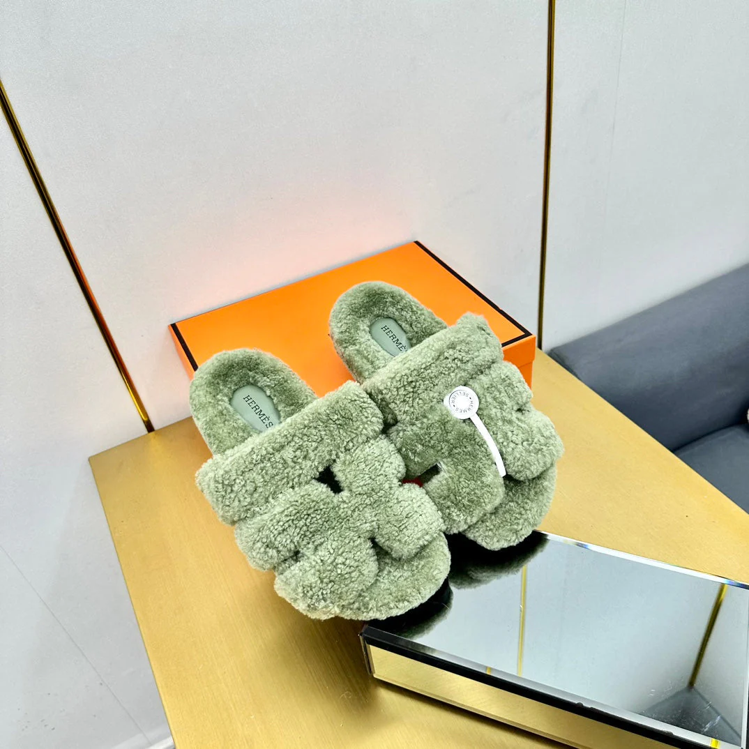 CHYPRE SANDAL IN JADE GREEN SHEARLING