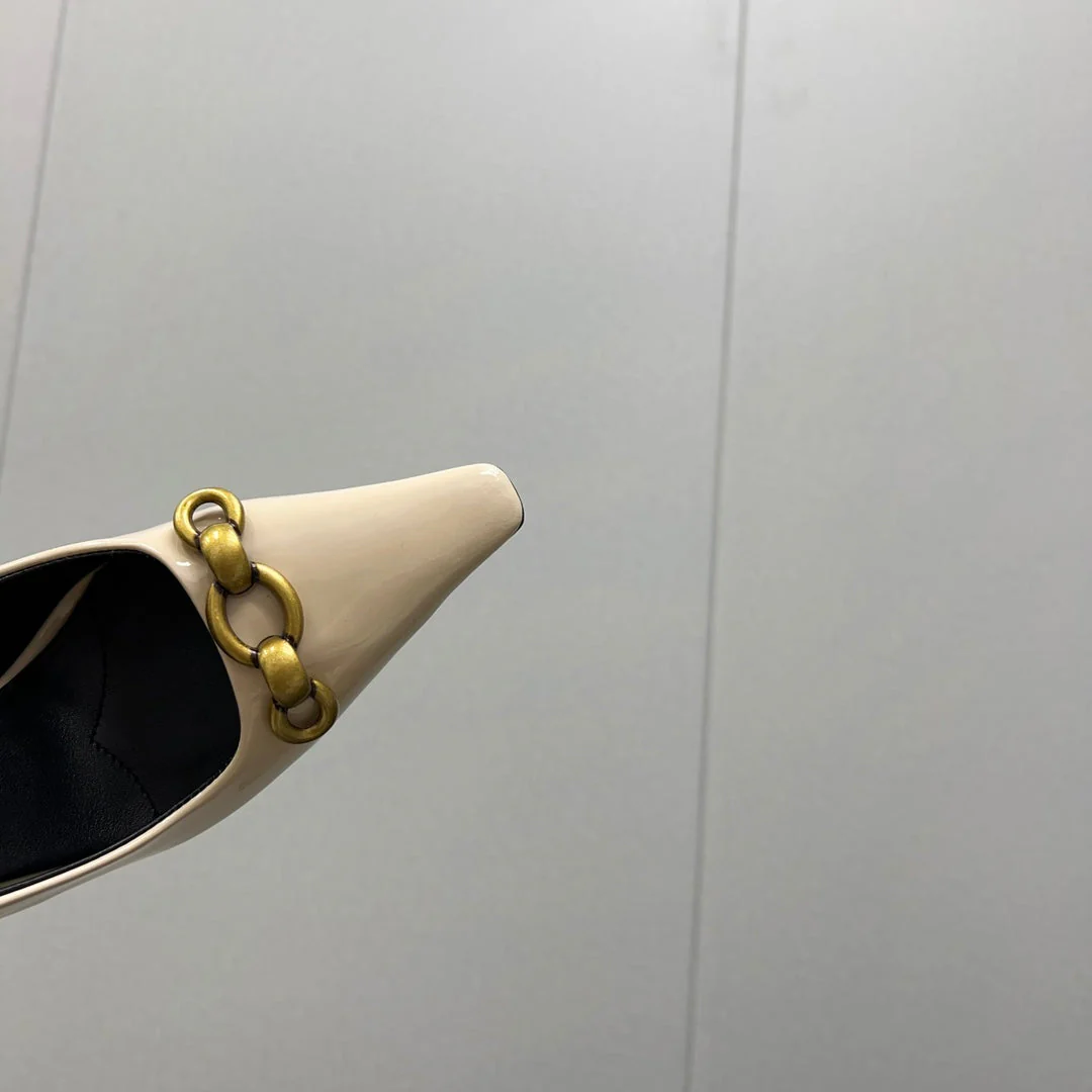 HIGH PUMPS IN CREAM GLOSSY CALFSKIN ATTACHED GOLD CHAIN