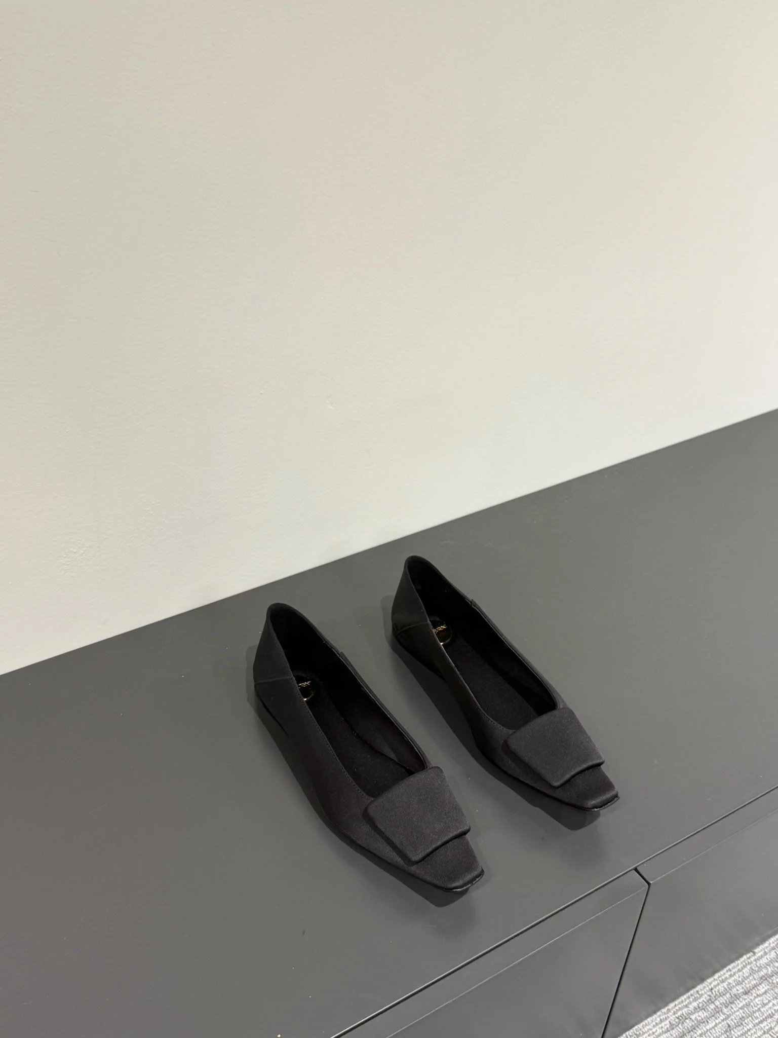 BALLERINA FLATS IN BLACK SATIN