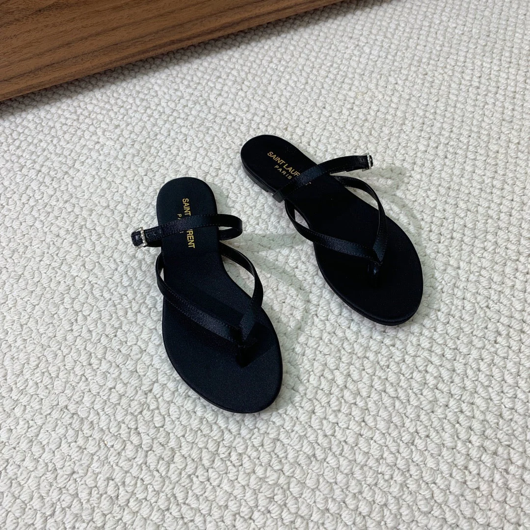 SL CRYSTAL BUCKLE THONG SANDAL BLACK SATIN