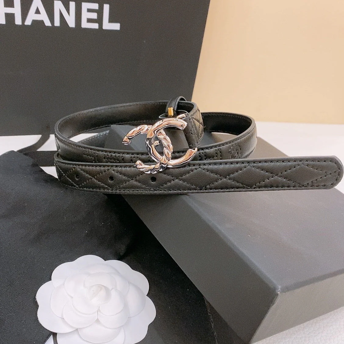 DOUBLE C BELT 20MM IN BLACK CALFSKIN WITH QUILTED STITCHING AND SPIRAL SILVER BUCKLE