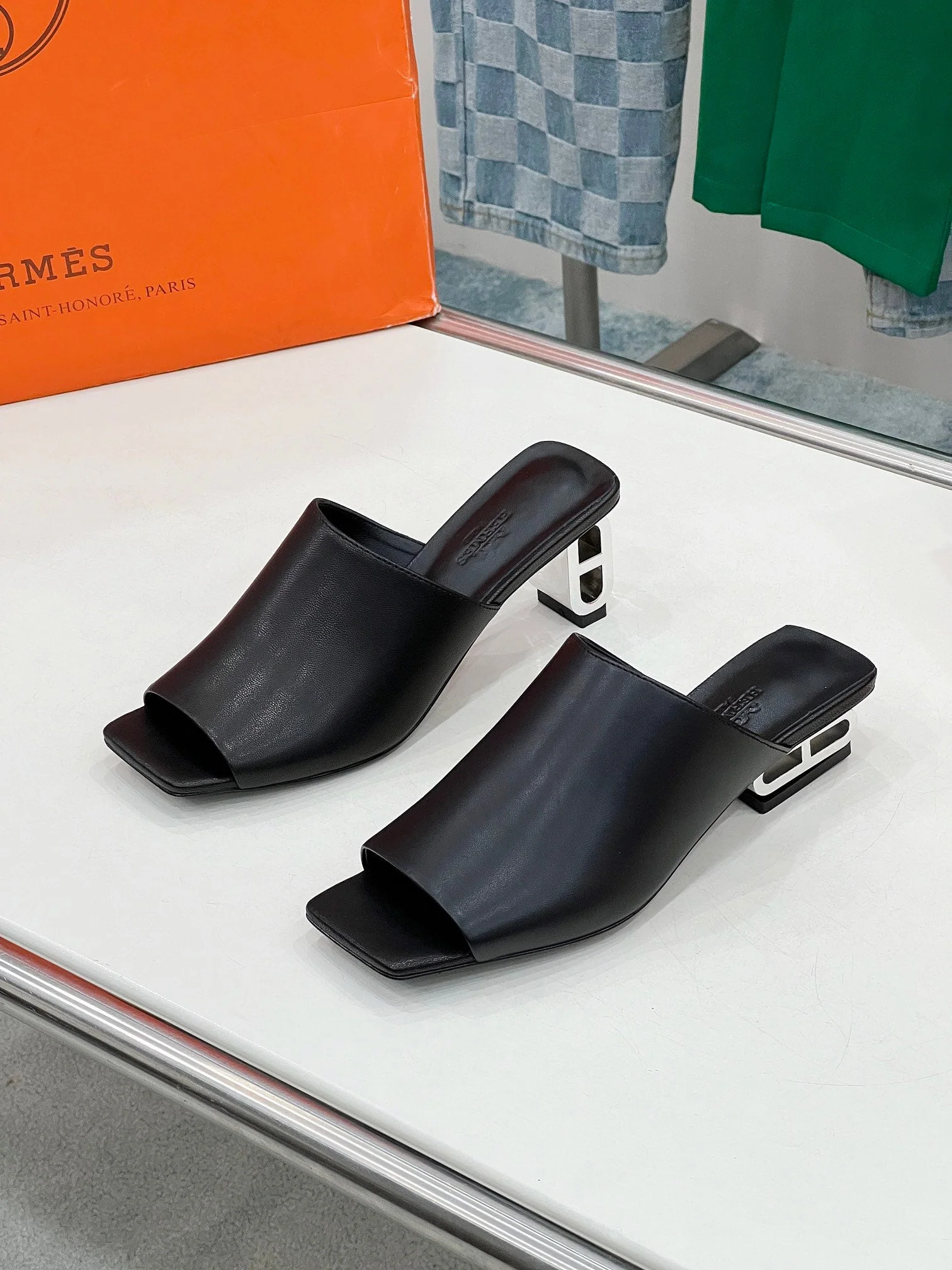 IDOLE SANDAL IN BLACK CALFSKIN