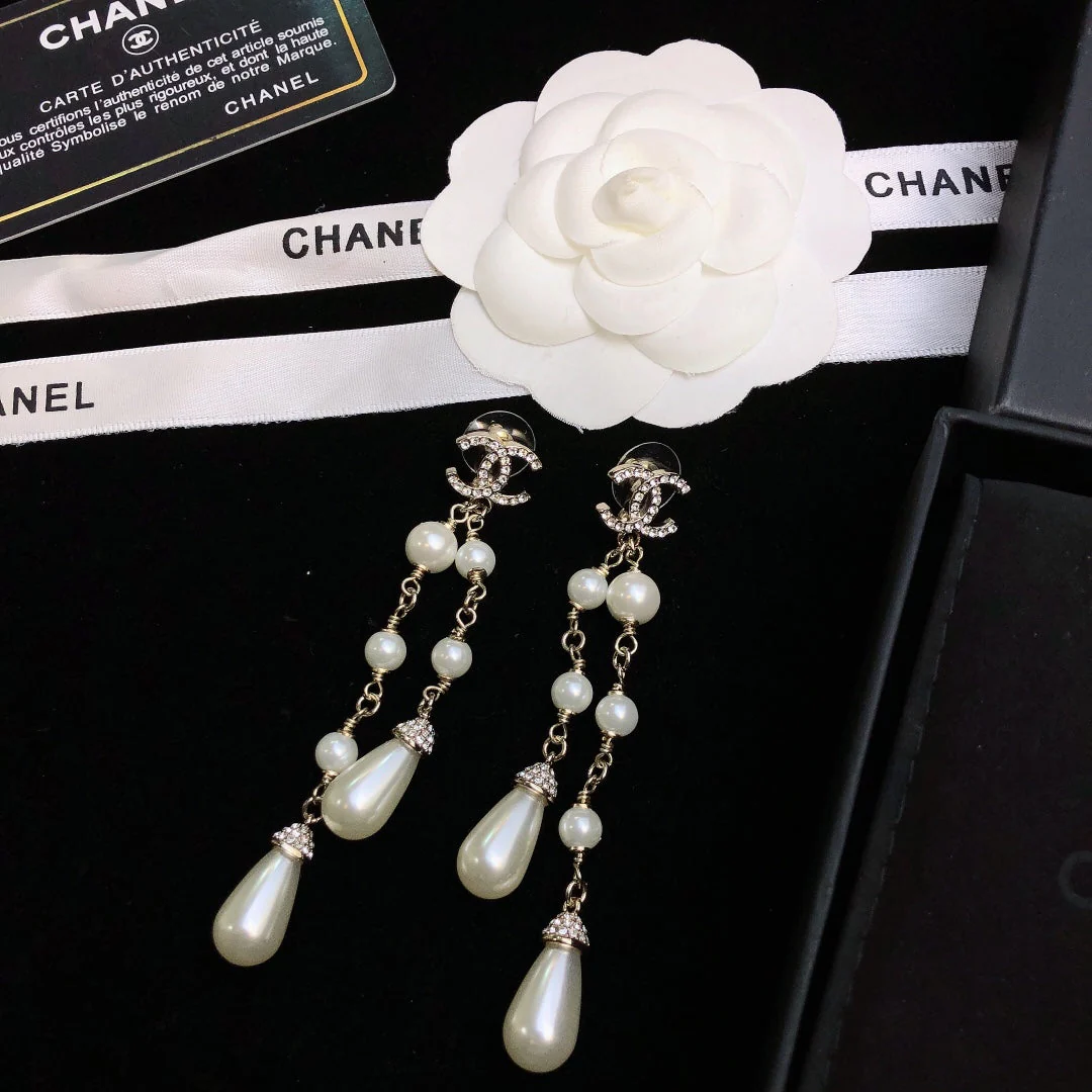 DOUBLE C EARRINGS IN GOLD METAL WITH TWO PEARL TASSELS