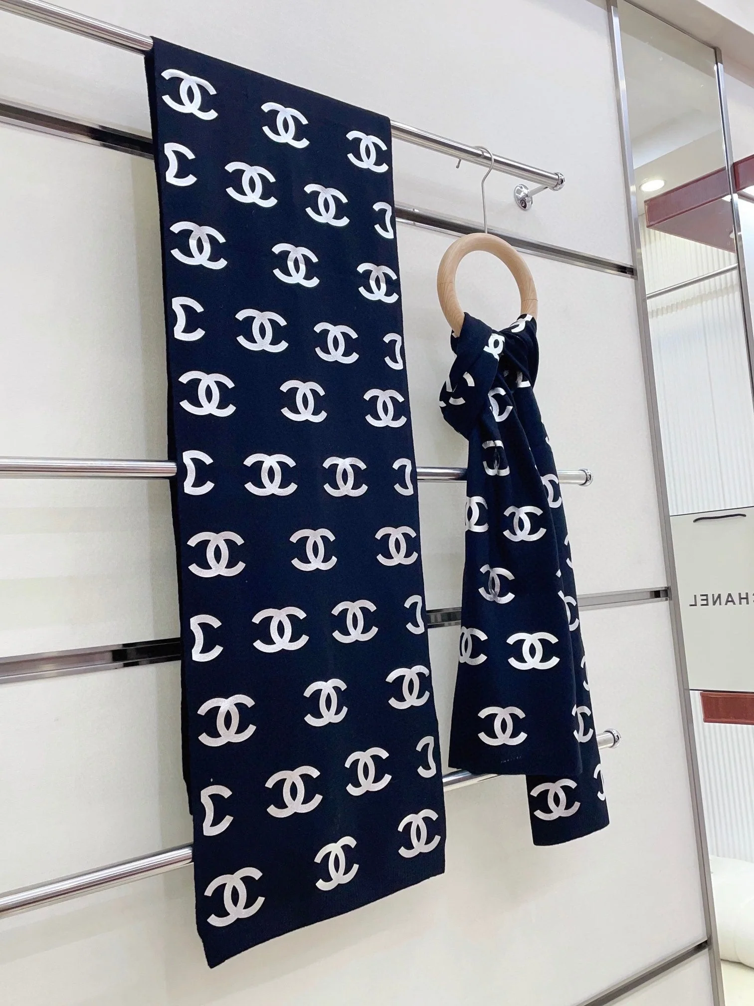 SCARF 190 CM IN NAVY BLUE CASHMERE WITH SILVER LOGO 401171