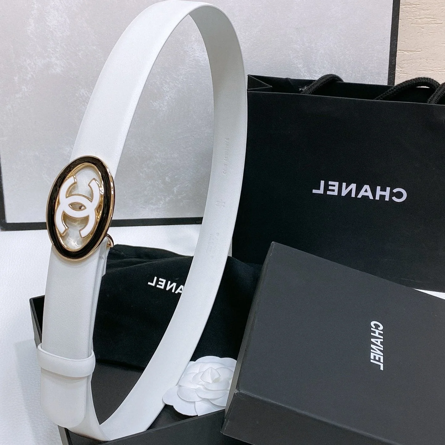 CC 30MM BELT IN WHITE SMOOTH CALFSKIN WHITE MIX BLACK METAL HARDWARE