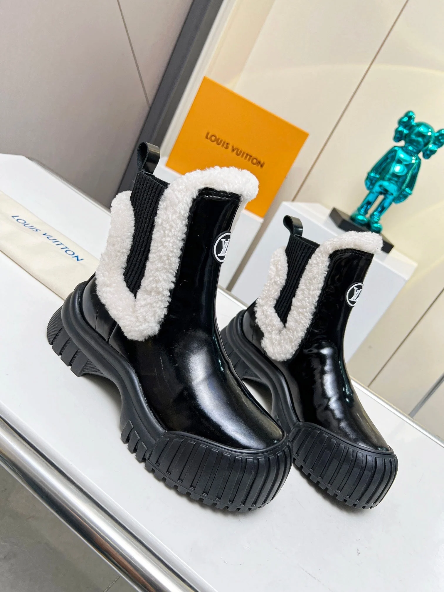 LV RUBY FLAT ANKLE BOOT IN BLACK CALFSKIN AND WHITE SHEARLING