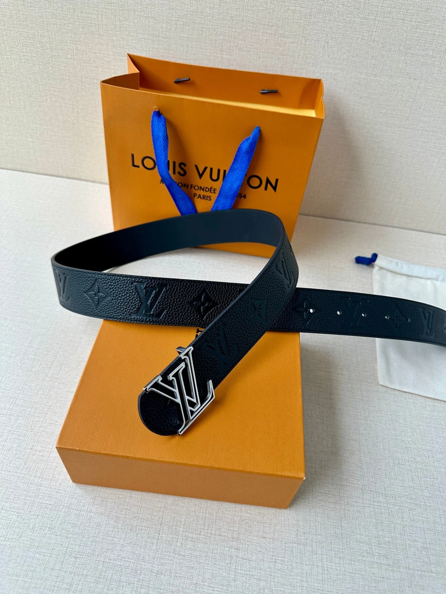 LV 25S BELT 40 MM IN BLACK CALFSKIN WITH SILVER HARDWARE 593266