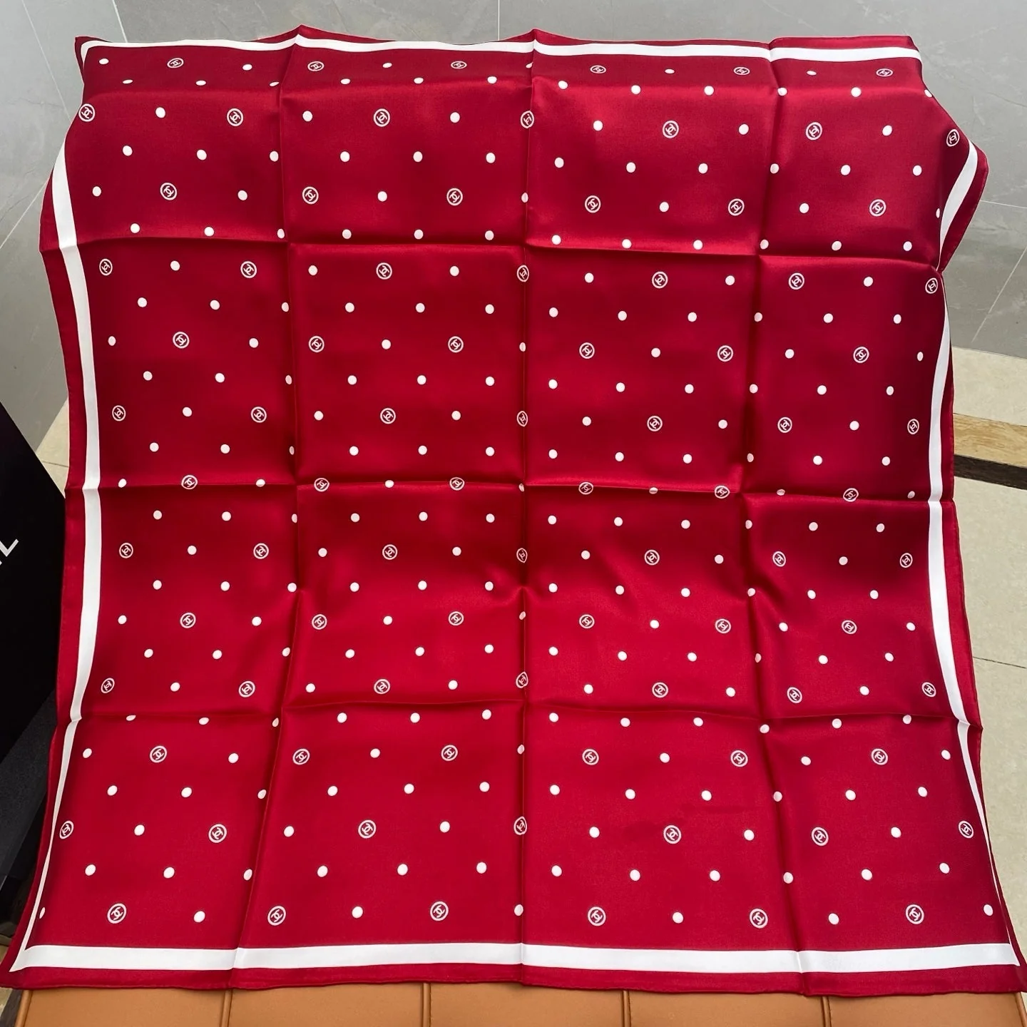 CHANEL 25S SCARF 90 IN SILK 704604