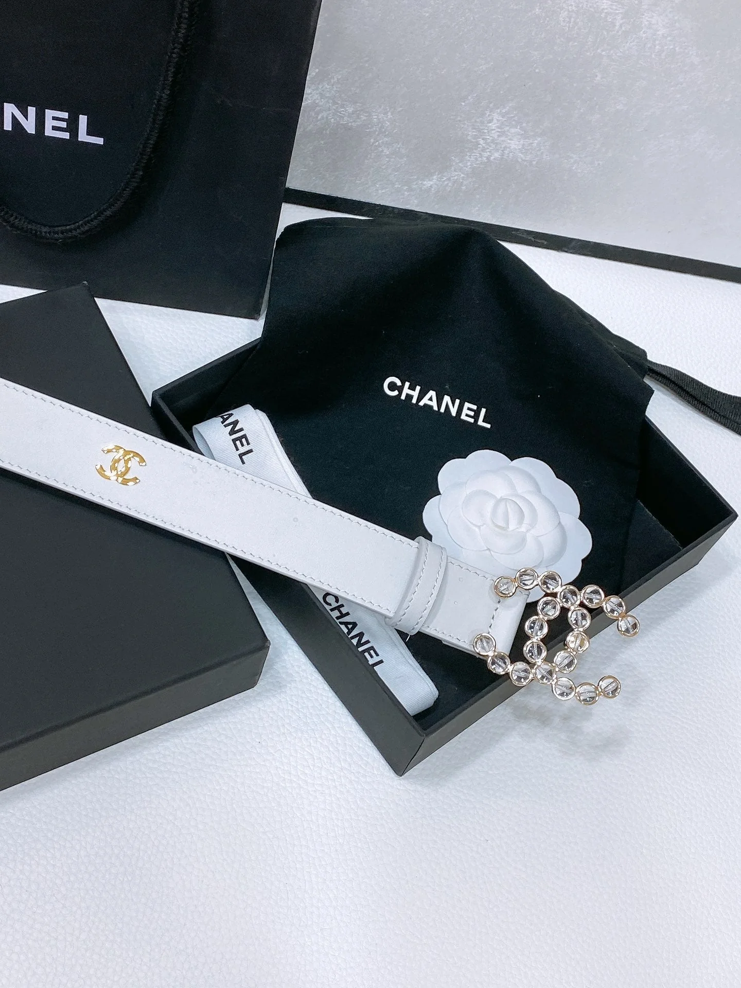 CC BELT 30 MM IN WHITE CALFSKIN PEARL LOGO WITH GOLD HARDWARE