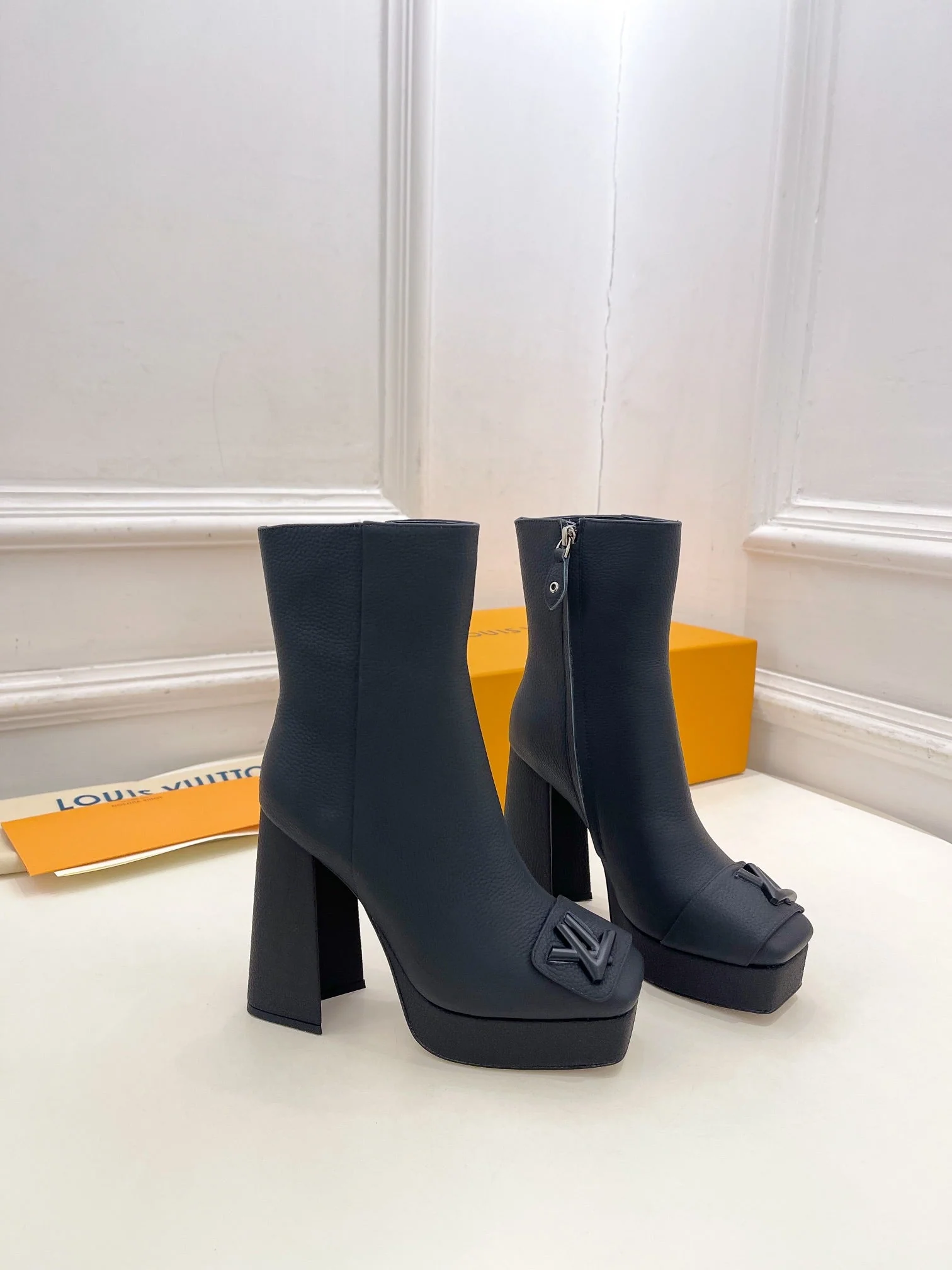 ANKLE BOOTS BLOCK HEEL 9 CM IN BLACK PEPPLE CALFSKIN
