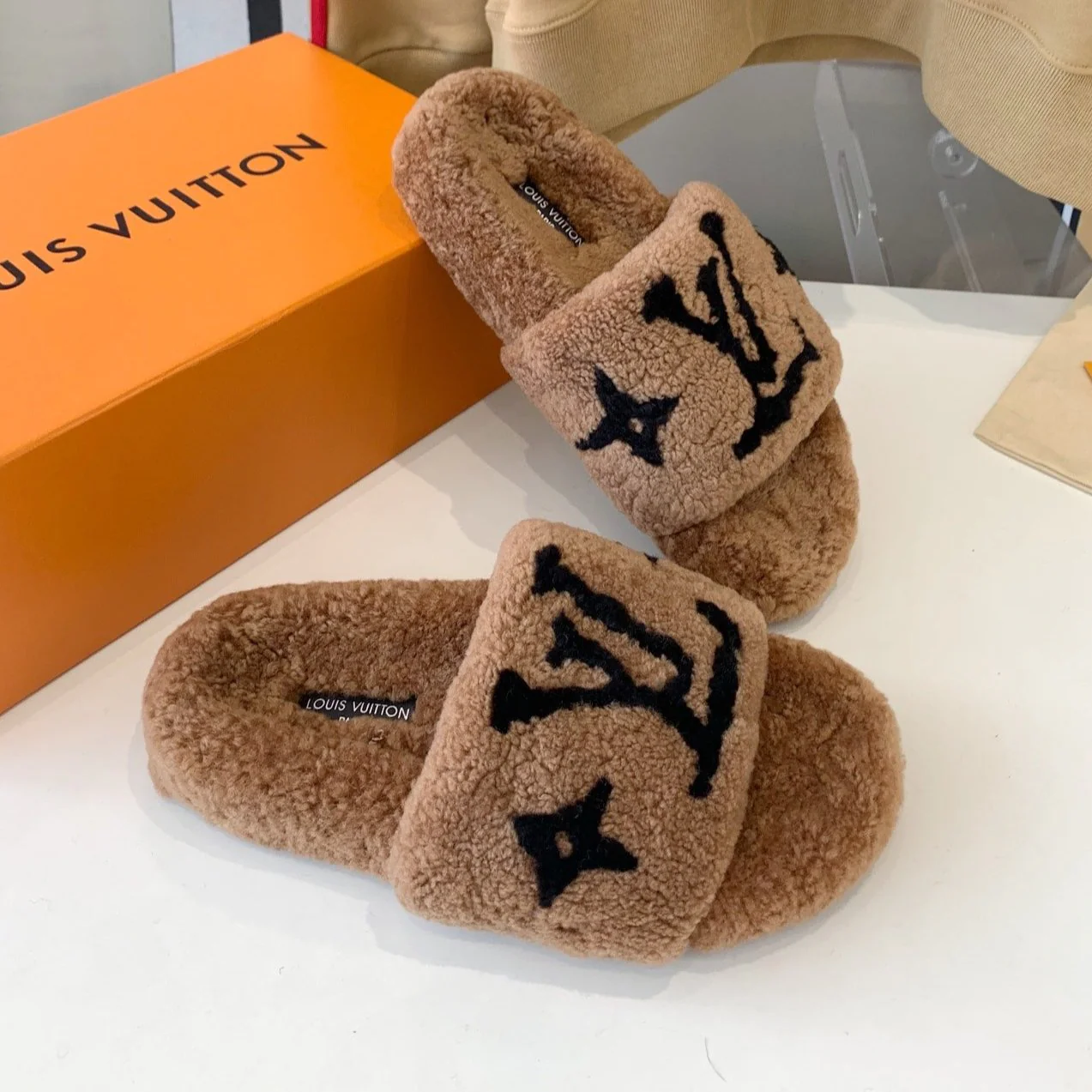 LV WOMEN'S PASEO FLAT SLIPPER IN CARAMEL BROWN FLEECE WITH BLACK LOGO