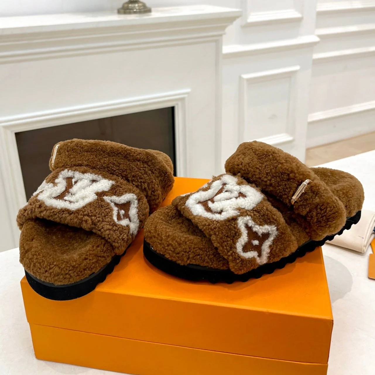 DAD SANDAL MULE IN CARAMEL BROWN MIX WHITE FLEECE