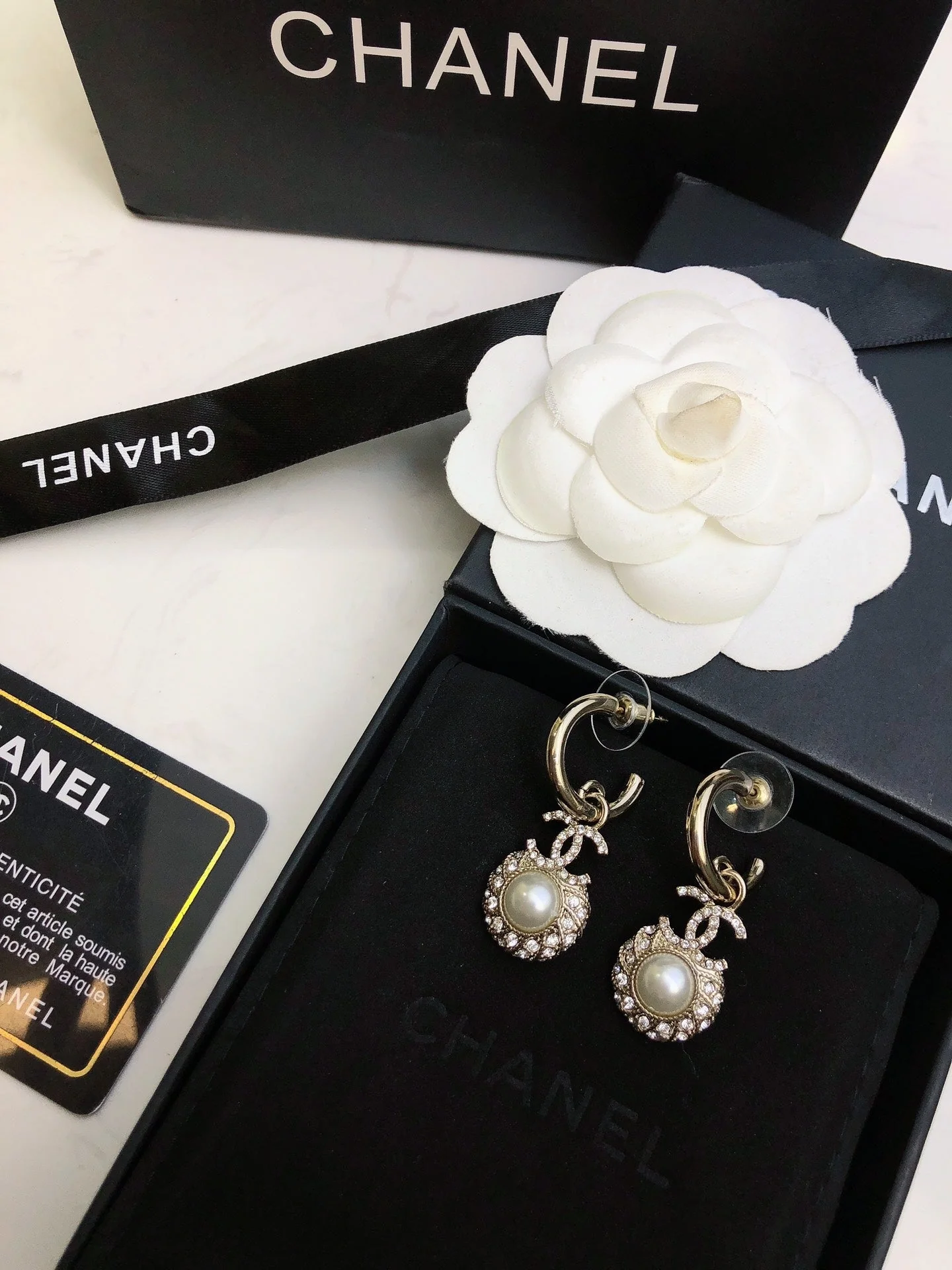 HOOP EARRINGS IN GOLD METAL WHITE PEARL CRYSTAL LOGO