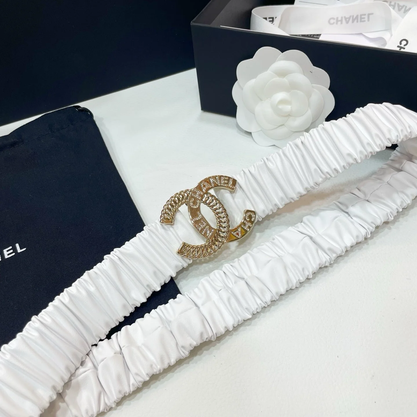 DOUBLE CC 30MM STRETCH BELT IN WHITE CALFSKIN GOLD CHAIN BUCKLE CRYSTAL LOGO