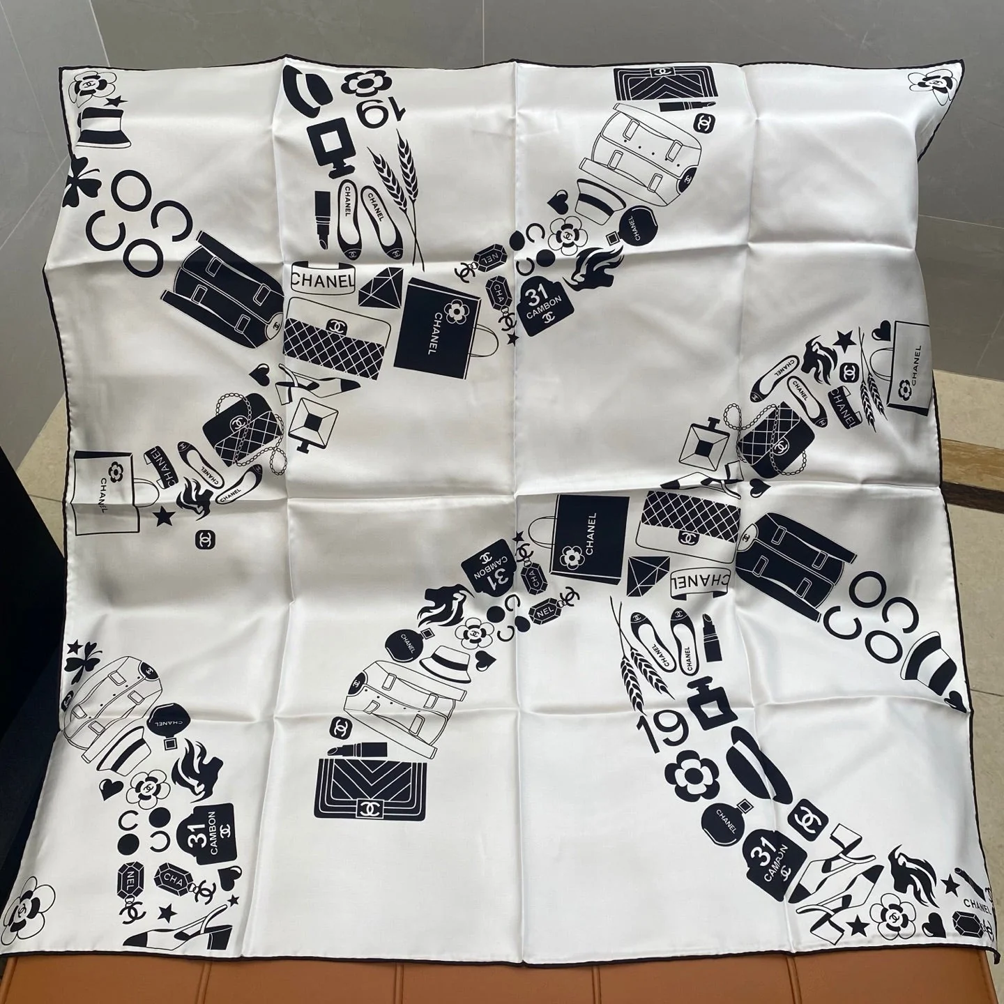 CHANEL 25S SCARF 90 IN SILK 703697