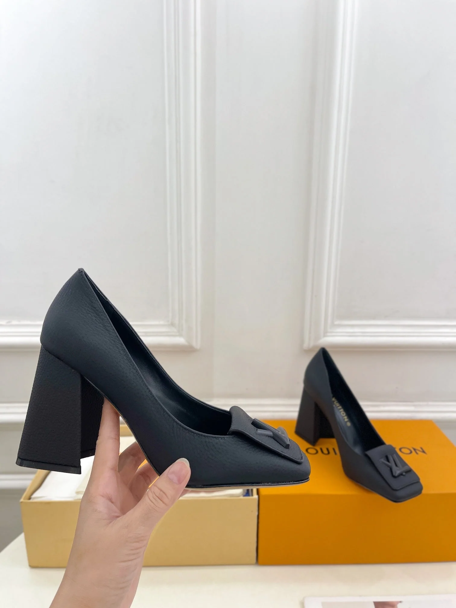 SHAKE PUMP BLOCK HEEL 9 CM SANDALS IN BLACK PEPPLE CALFSKIN