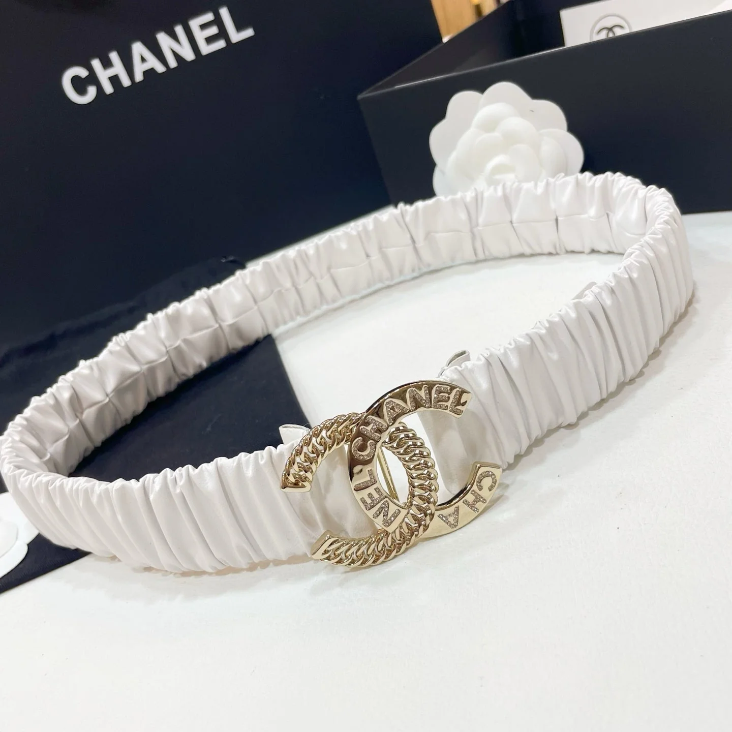 DOUBLE CC 30MM STRETCH BELT IN WHITE CALFSKIN GOLD CHAIN BUCKLE CRYSTAL LOGO