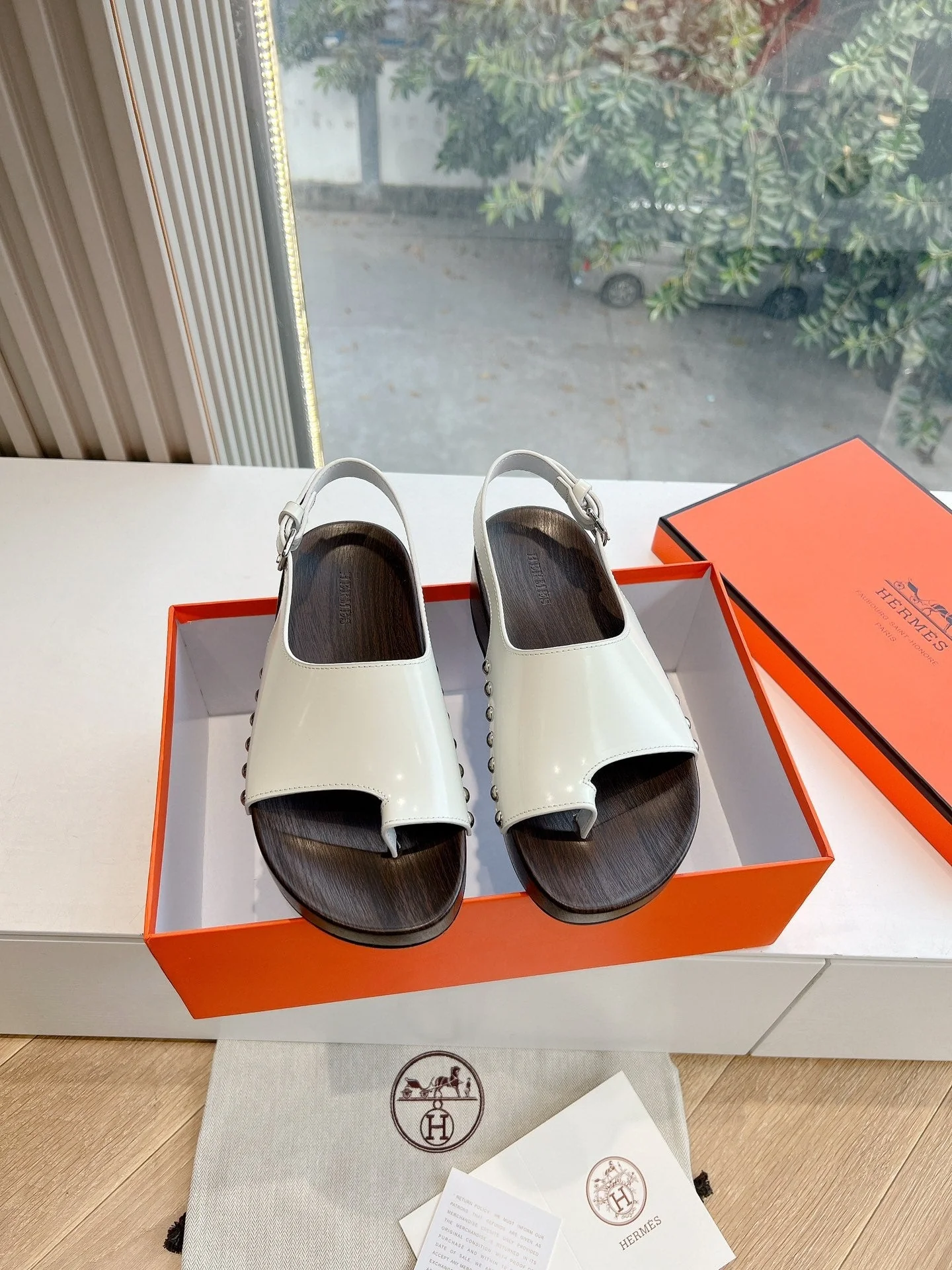FLAT SANDAL IN WHITE CALFSKIN