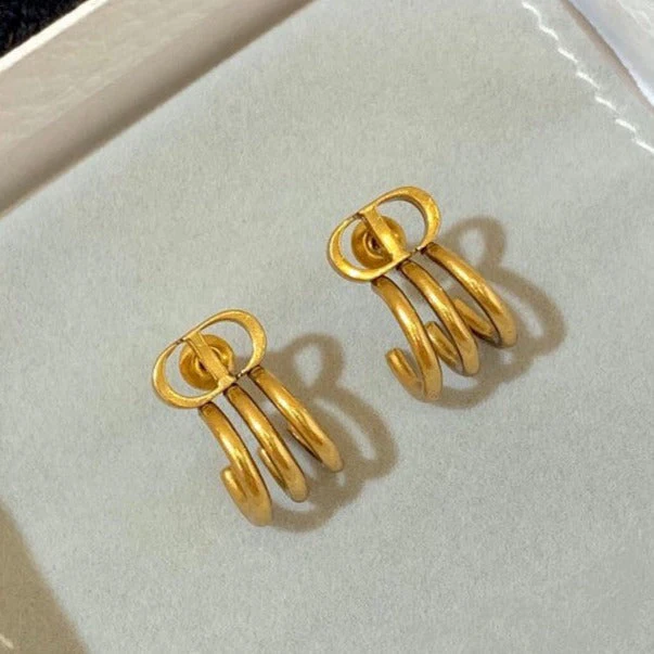 30 MONTAIGNE EARRINGS ANTIQUE GOLD