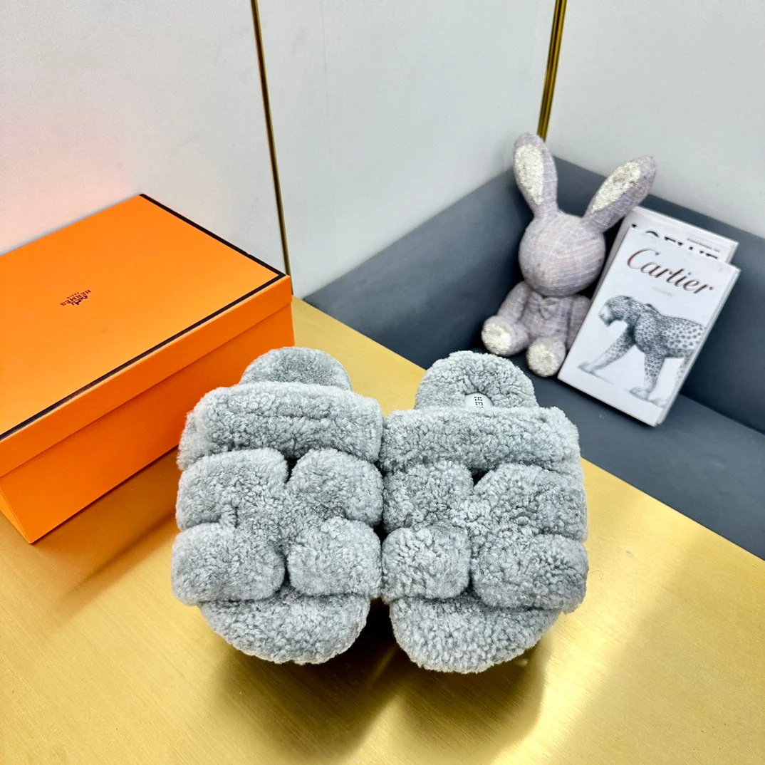 CHYPRE SANDAL IN CLOUD GRAY SHEARLING