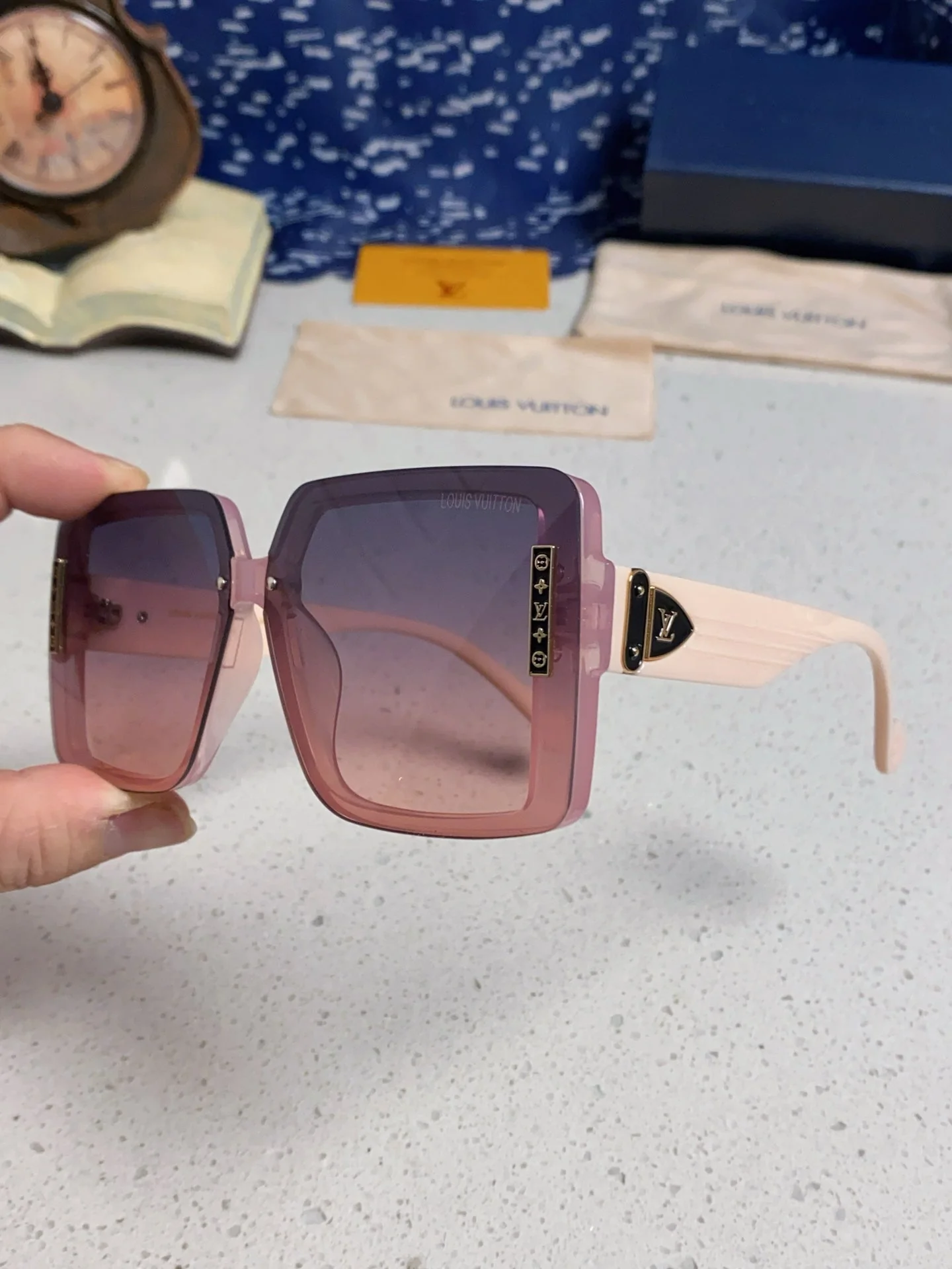 SQUARE SUNGLASSES 571653 IN PINK CLEAR ACETATE