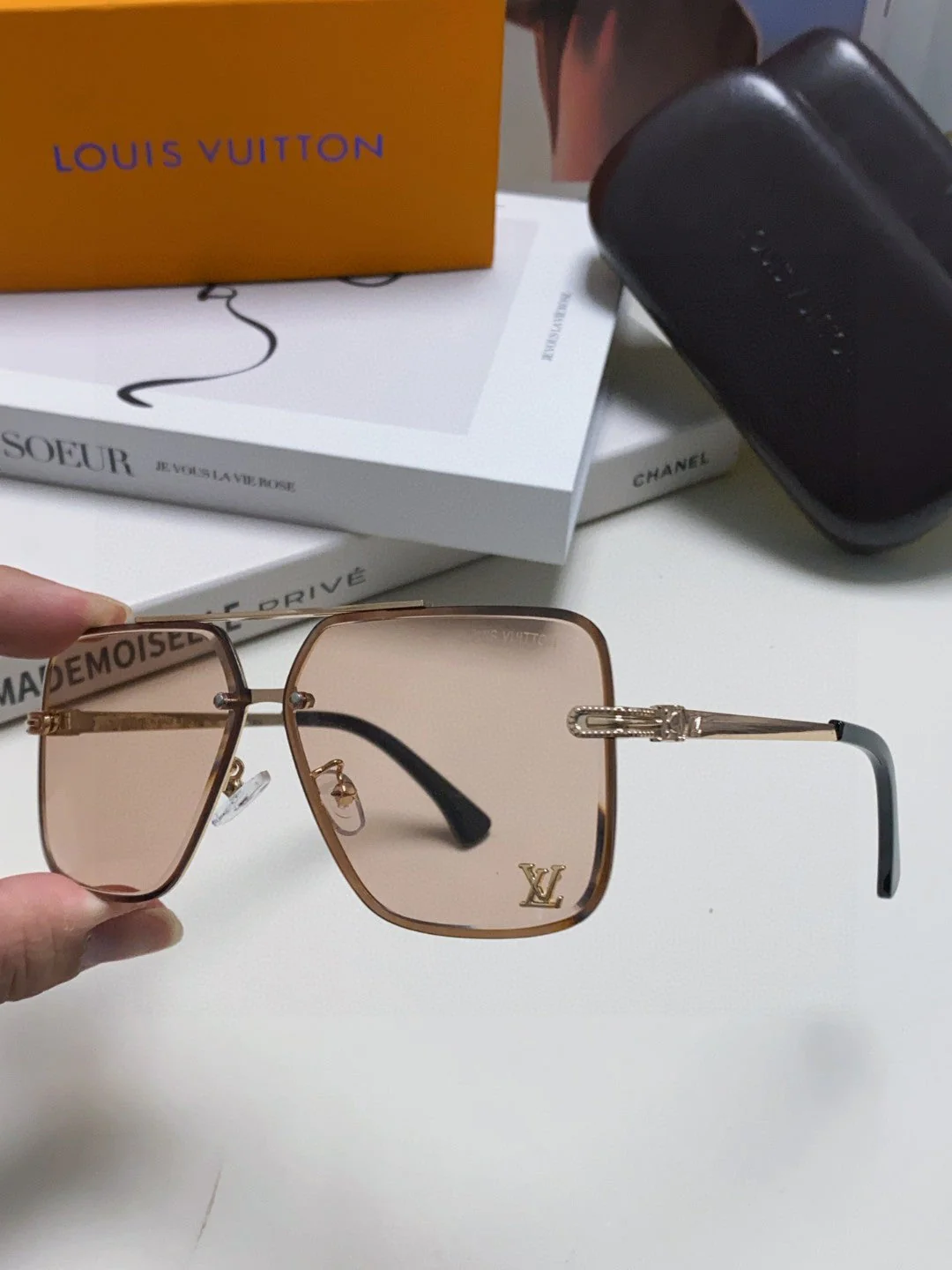 SQUARE SUNGLASSES 570262 IN GOLD METAL LIGHT BROWN LENS