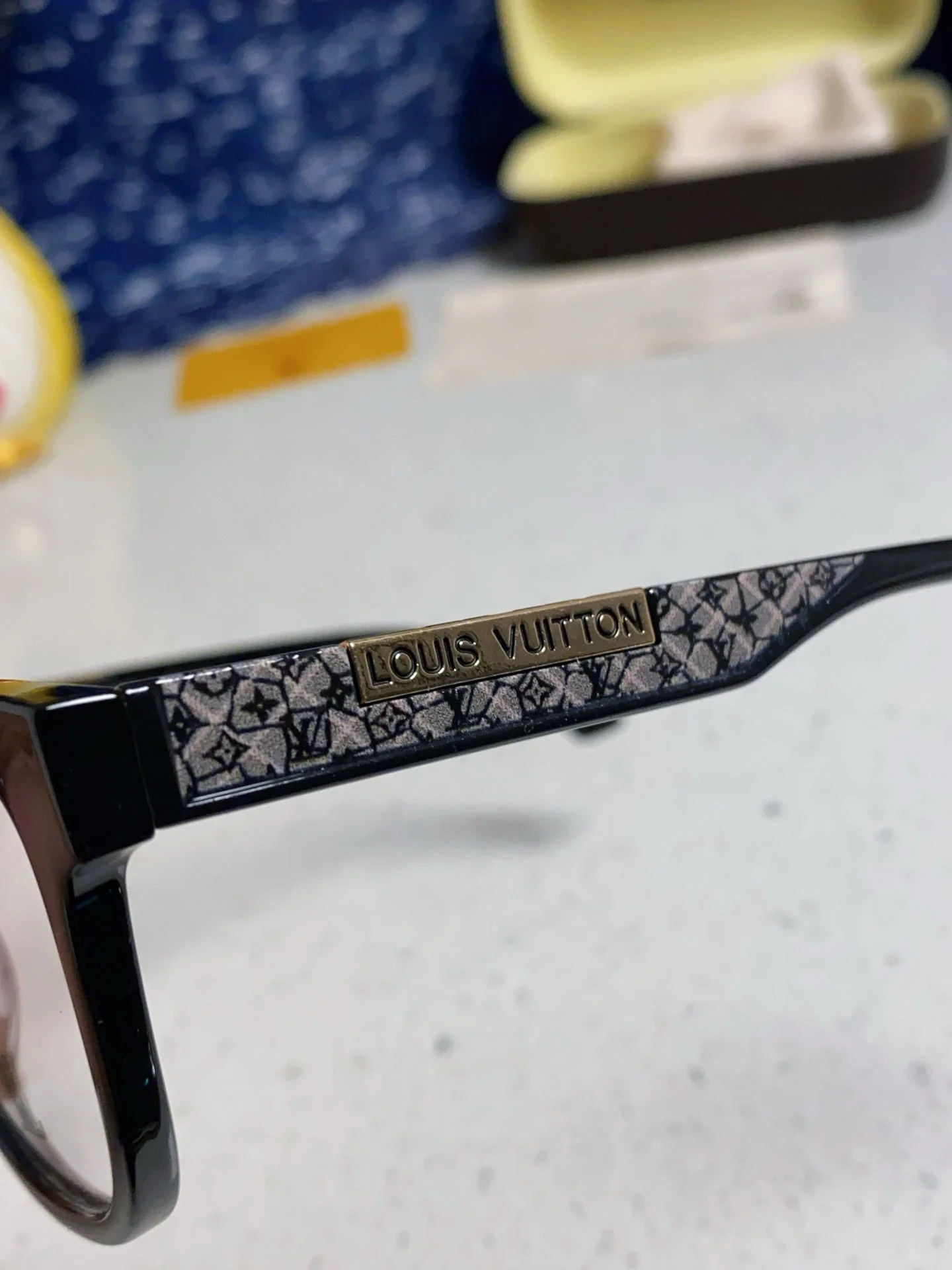 CAT EYE SUNGLASSES 570280 IN BLACK ACETATE EMBOSSED LOGO