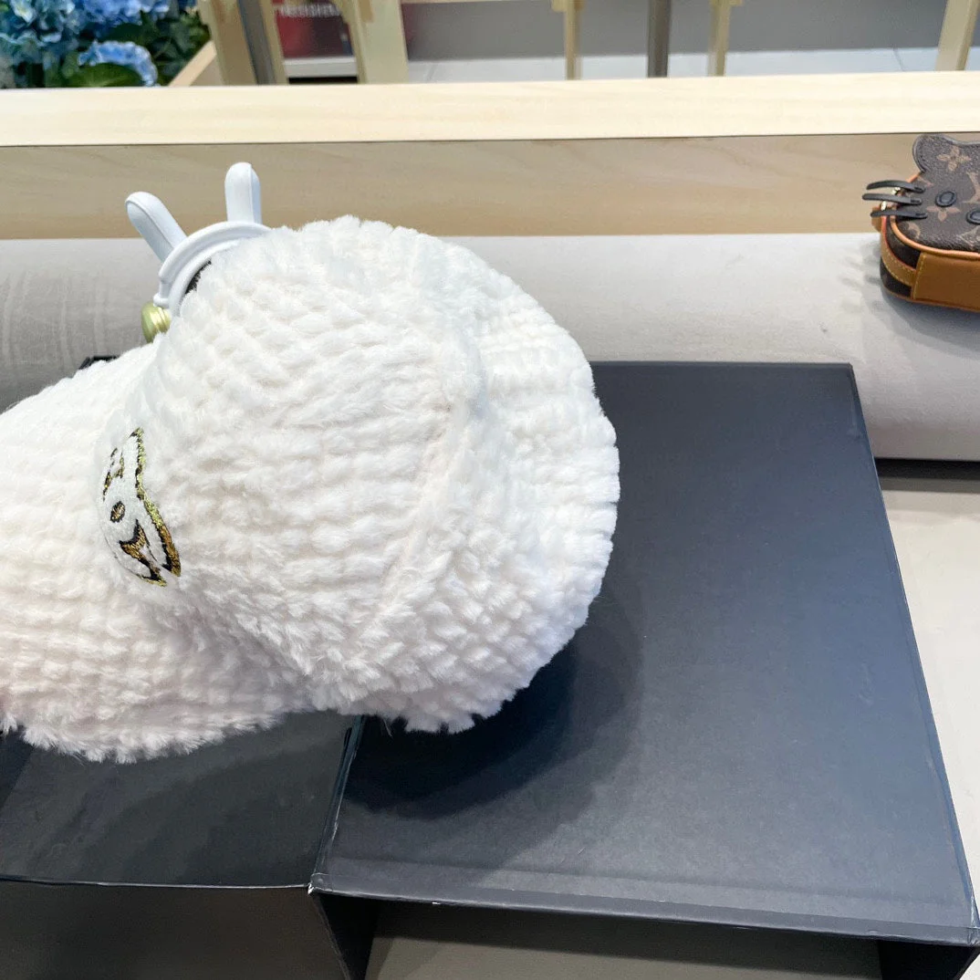 BASEBALL CAP IN WHITE FLEECE 431372