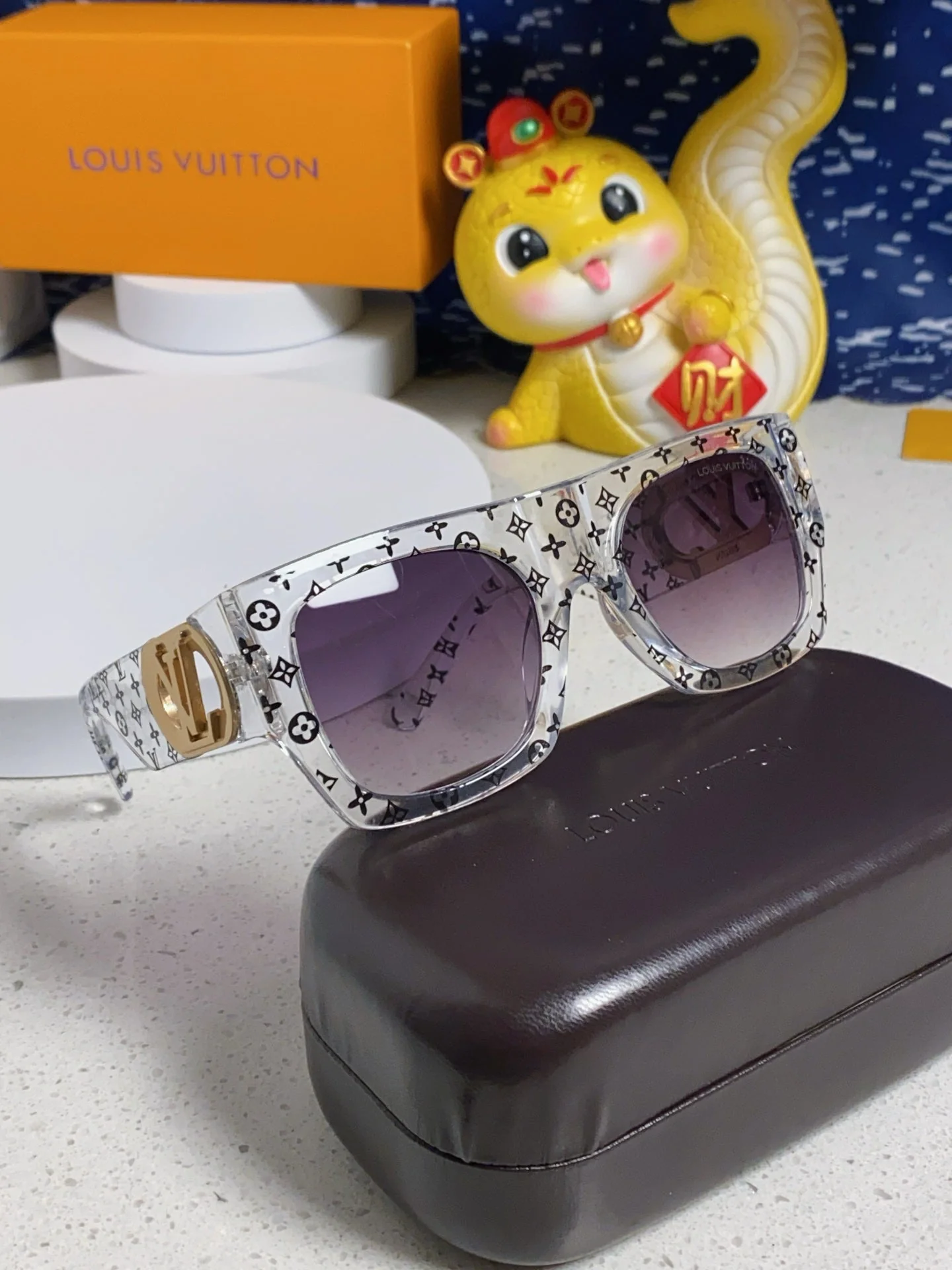 LINK SQUARE SUNGLASSES 570271 IN CLEAR ACETATE MONOGRAM LOGO ON FRAME