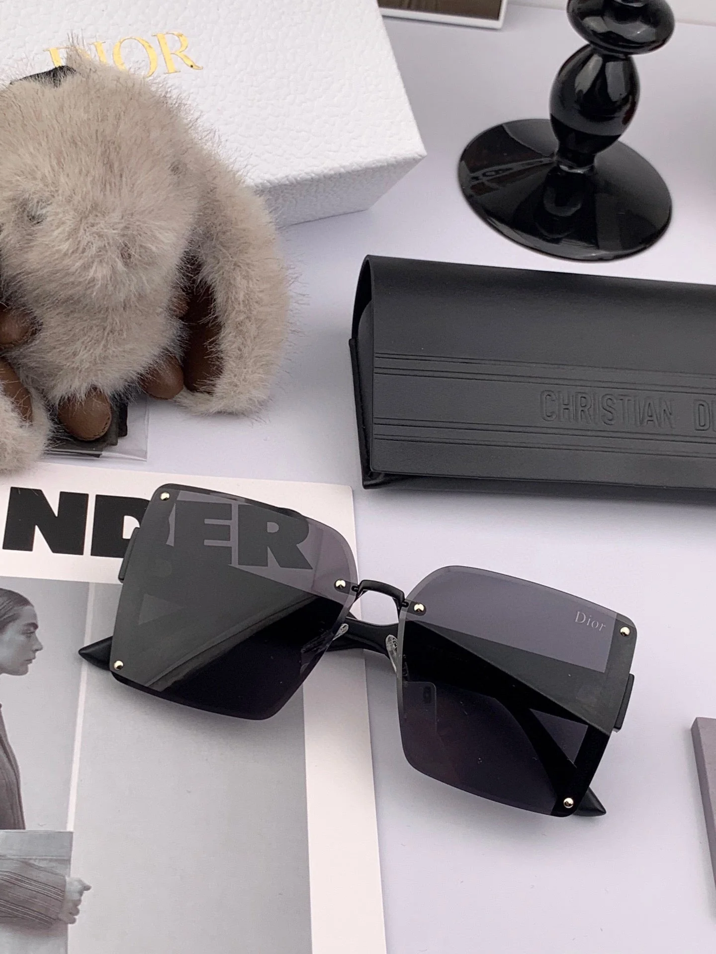 MONTAIGNE SQUARE SUNGLASS CD1677 IN ACETATE