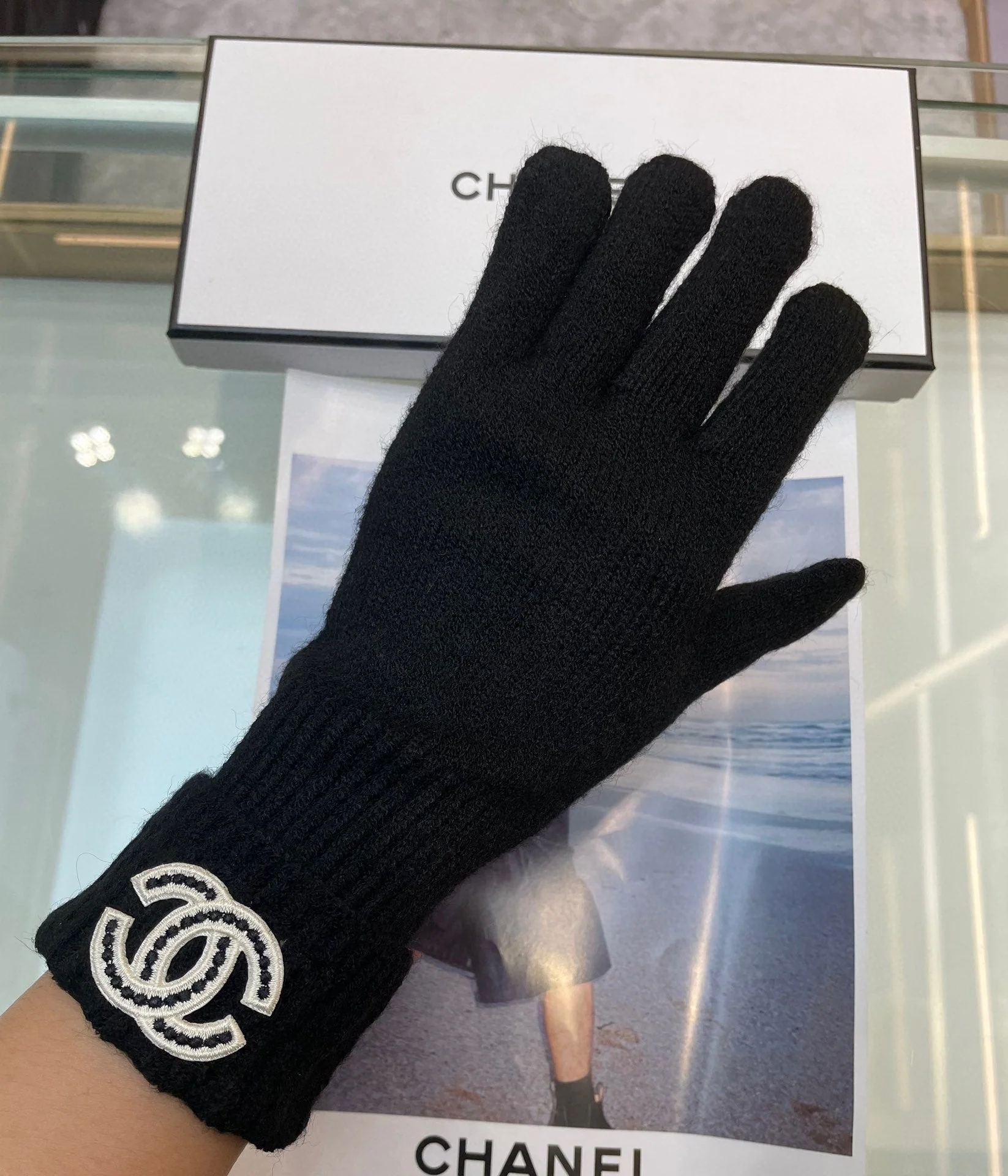 GLOVES IN BLACK CASHMERE WITH WHITE LOGO 405907