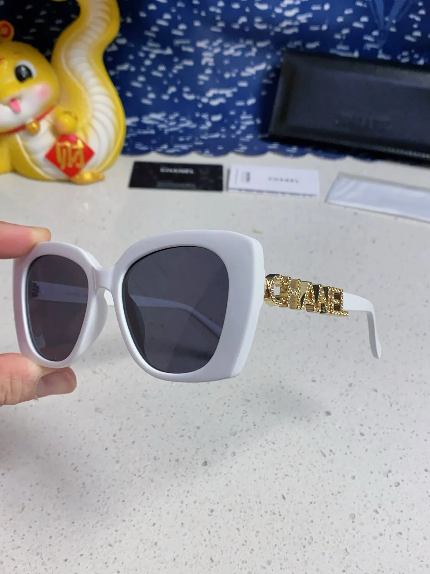 BUTTERFLY SUNGLASSES 641814 IN WHITE ACETATE GOLD METAL LOGO