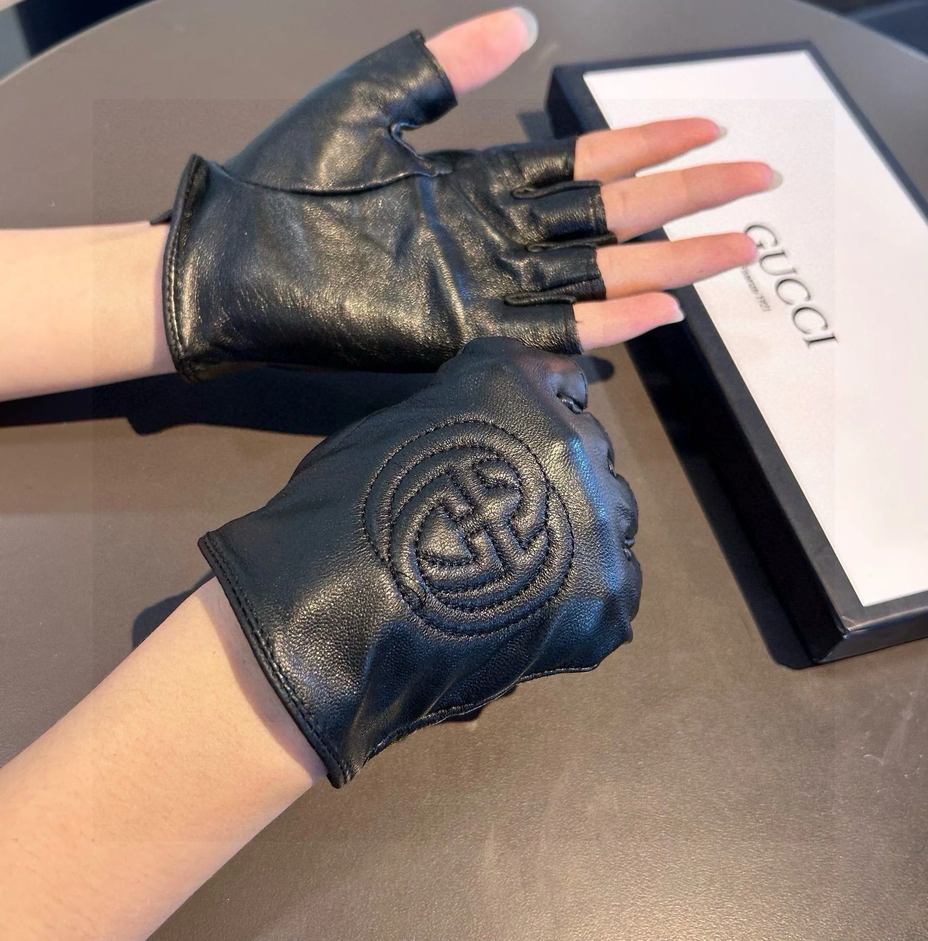 FINGERLESS GLOVES IN BLACK LAMBSKIN AND CASHMERE LINING 465790