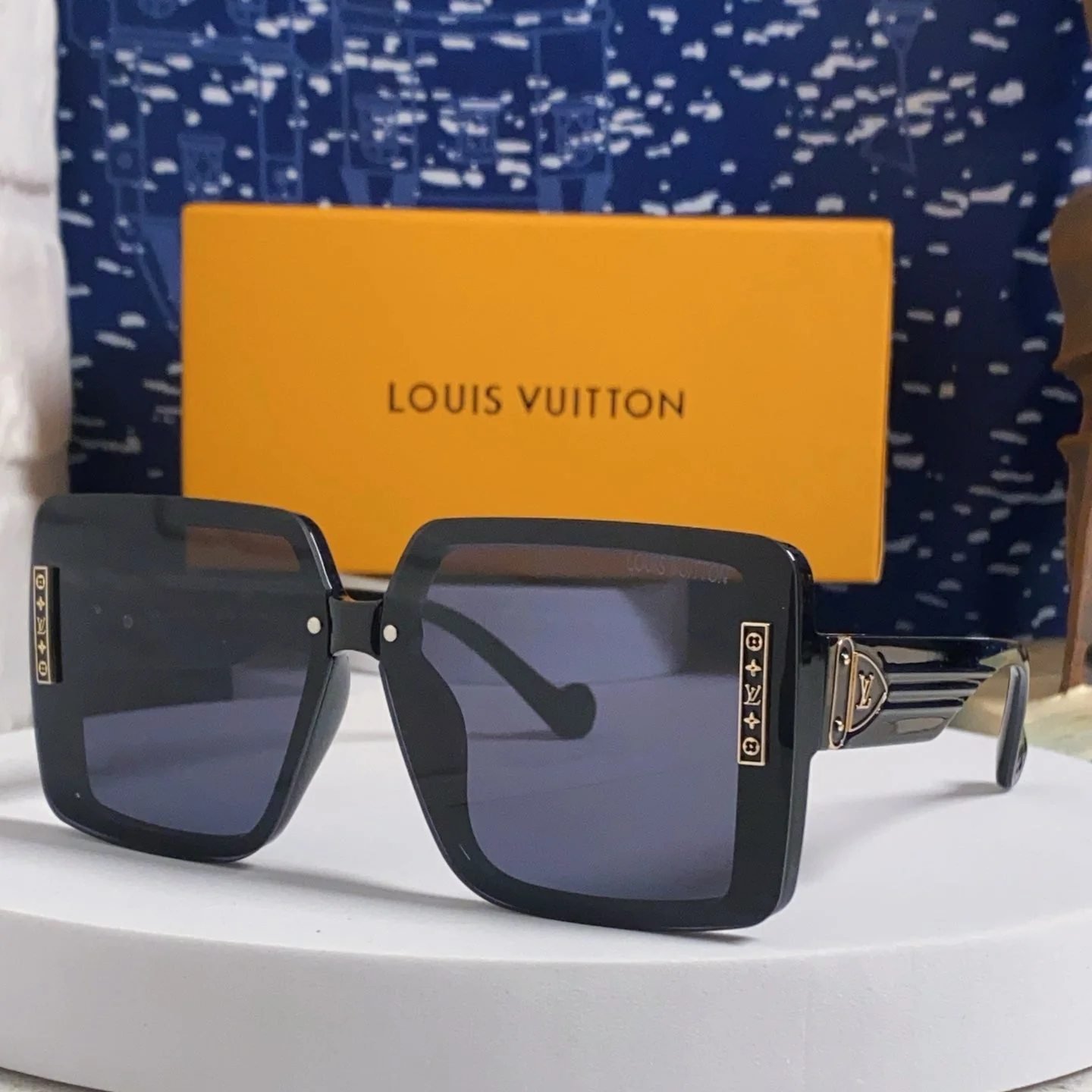 SQUARE SUNGLASSES 571657 IN BLACK ACETATE