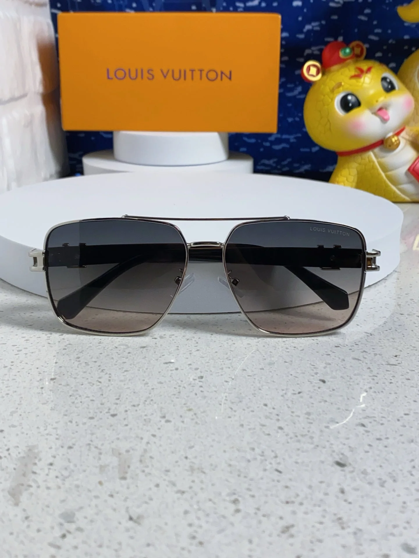 SIGNATURE SQUARE SUNGLASSES 567474 IN SILVER METAL GREY SMOKE LENSES
