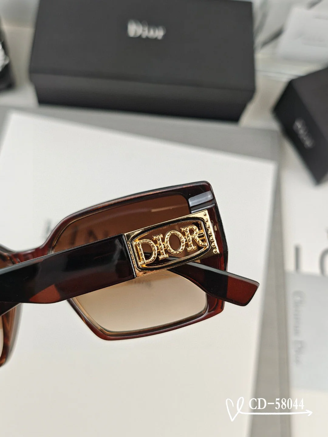 MONTAIGNE SQUARE SUNGLASS 58044 IN ACETATE