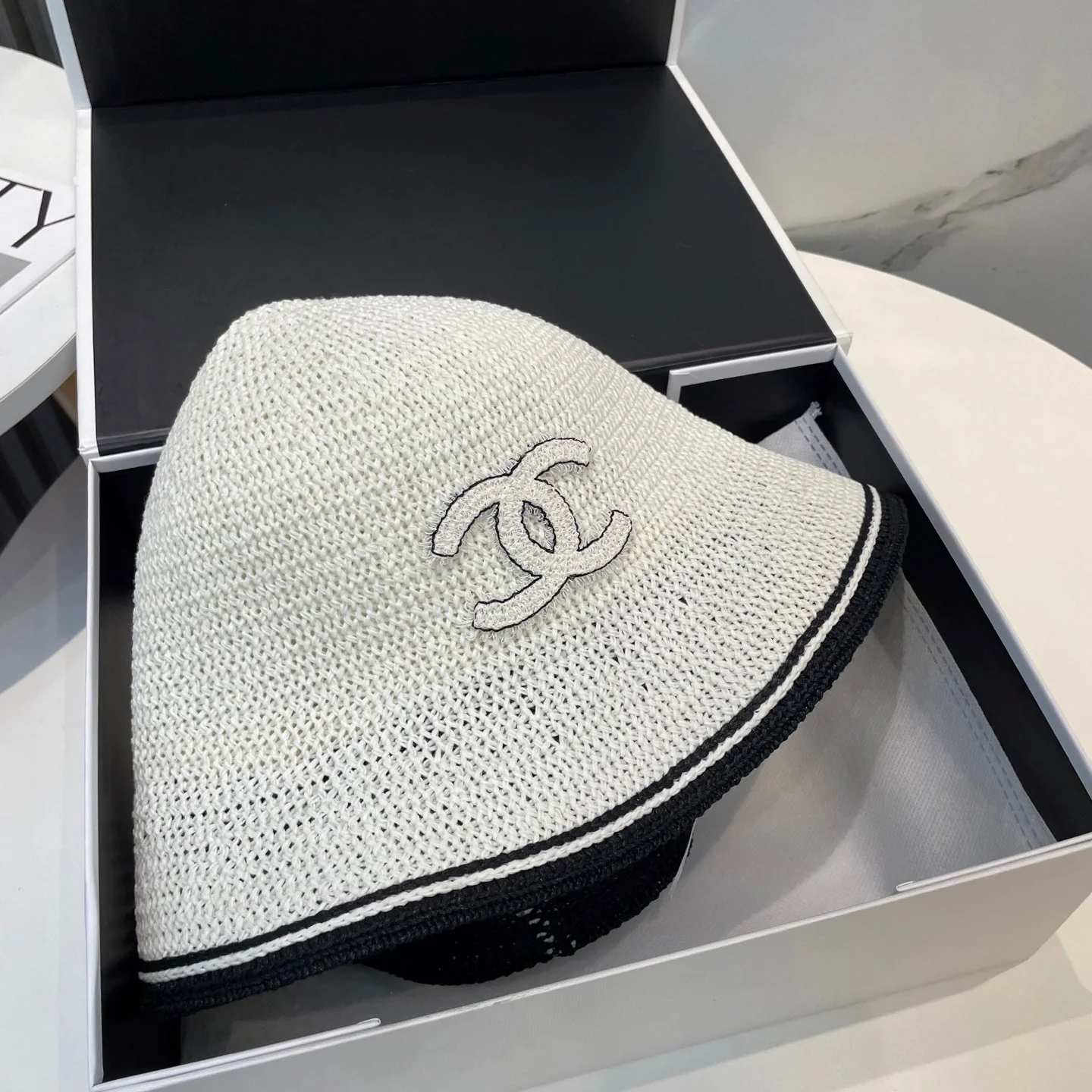 STRAW BUCKET HAT IN WHITE 672972