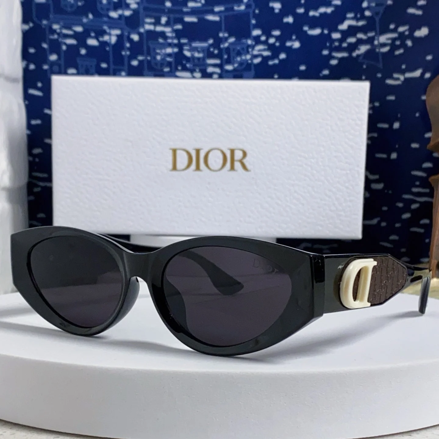 MONTAIGNE SUNGLASS 578115 IN BLACK ACETATE