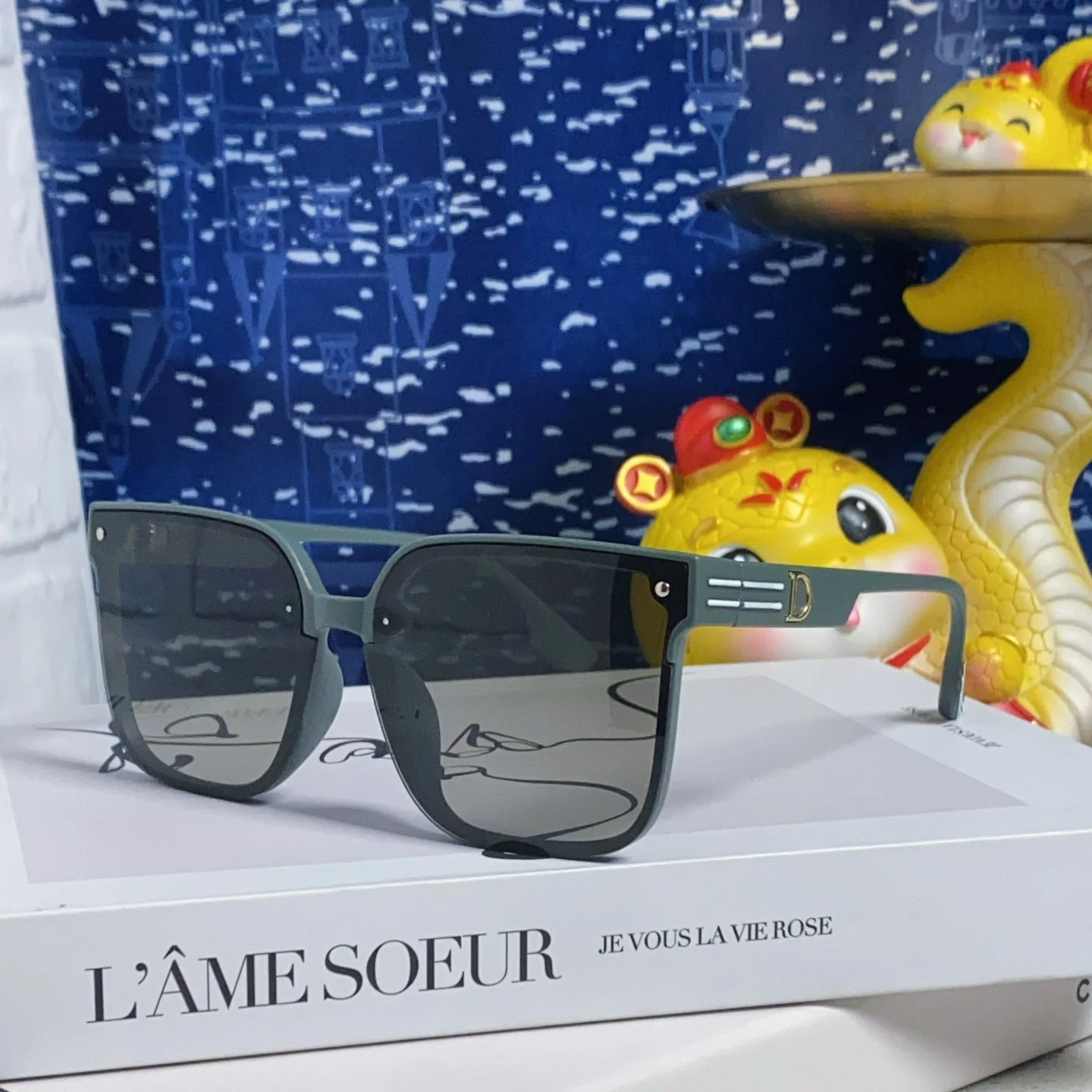 MONTAIGNE SUNGLASS 560860 IN TAN GREEN ACETATE