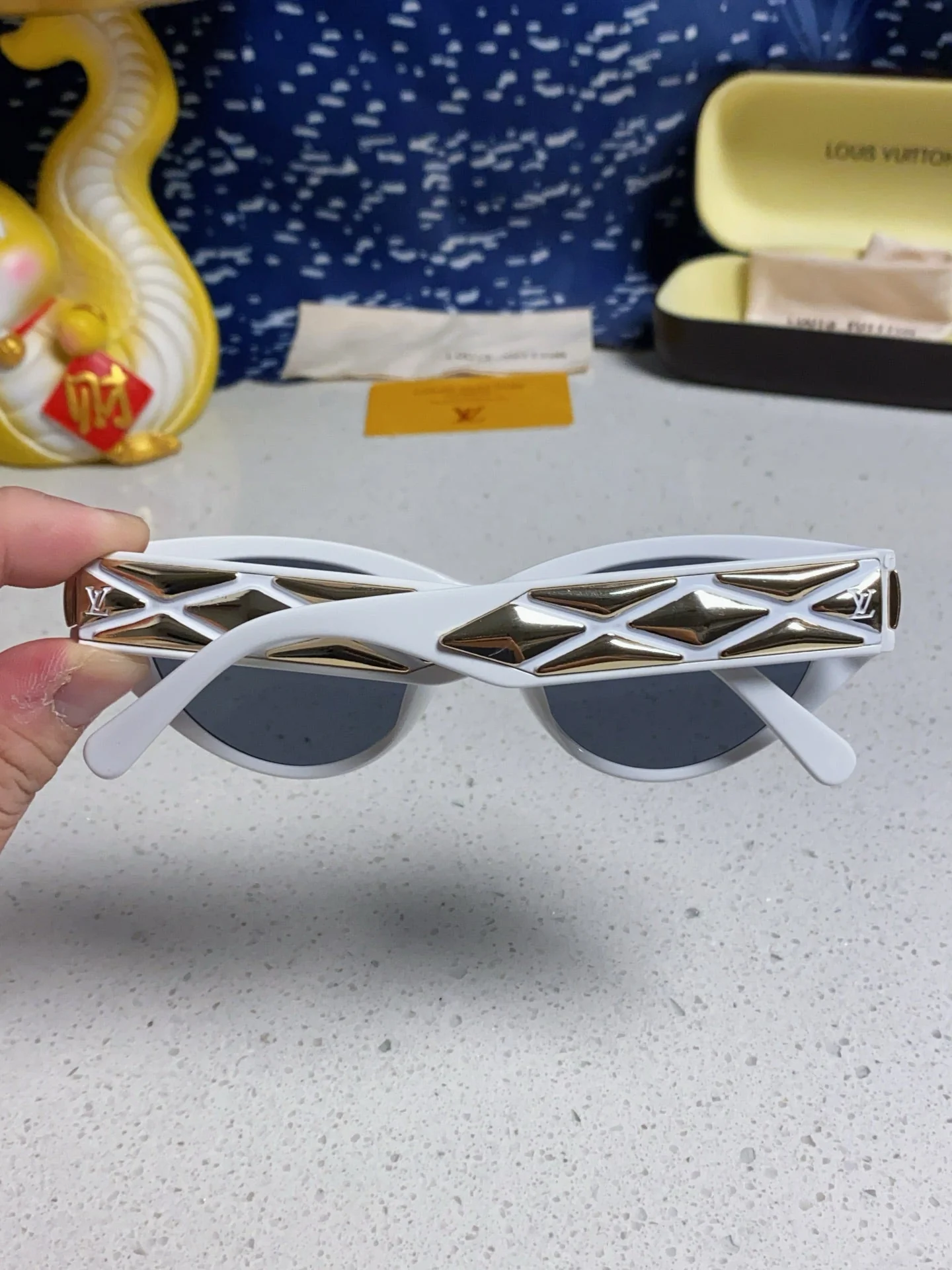 CAT EYE SUNGLASSES 576885 IN WHITE AND GOLD ACETATE