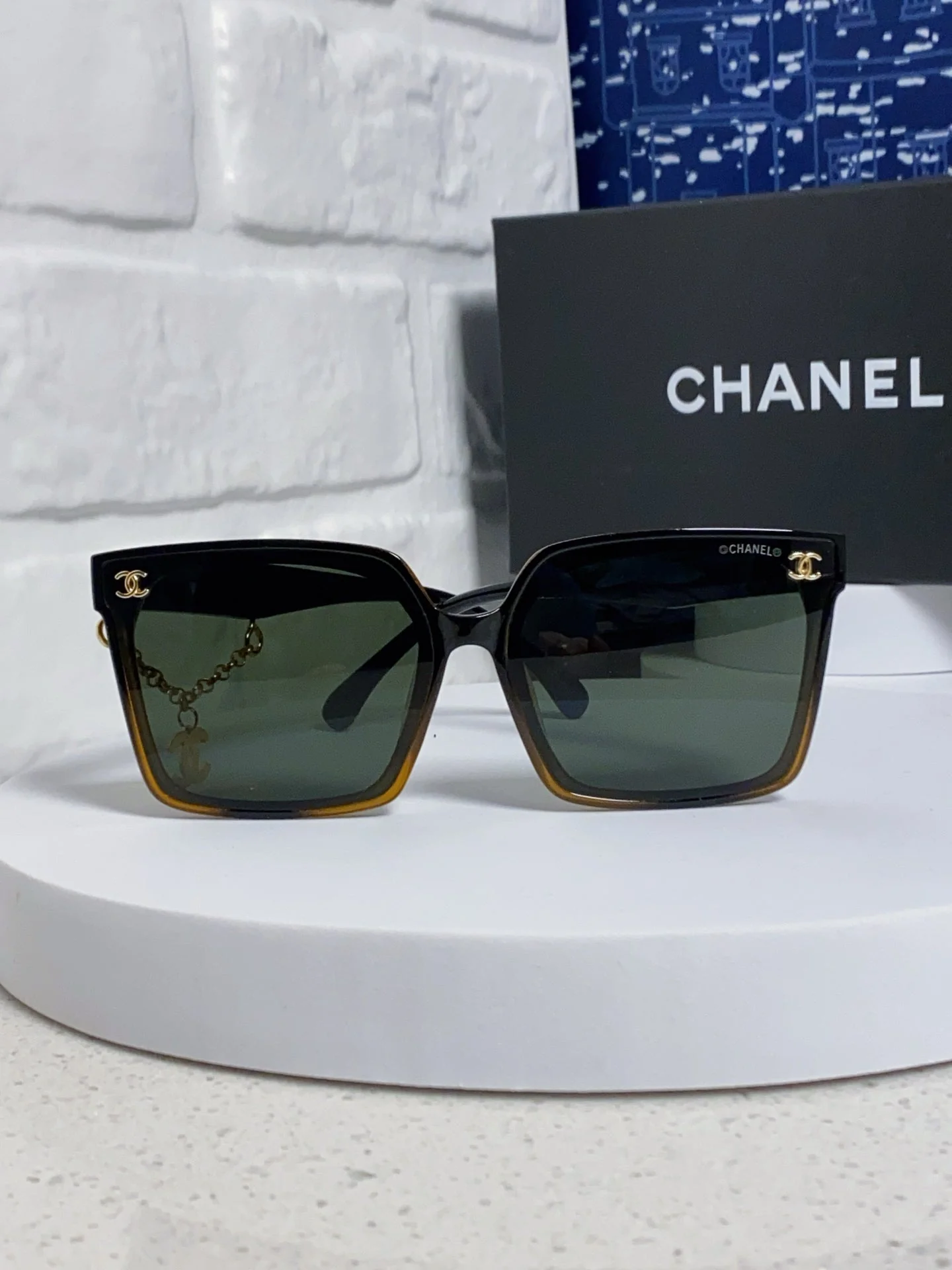 SQUARE SUNGLASSES 641808 IN BLACK OMBRE ORANGE ACETATE GOLD CHAIN