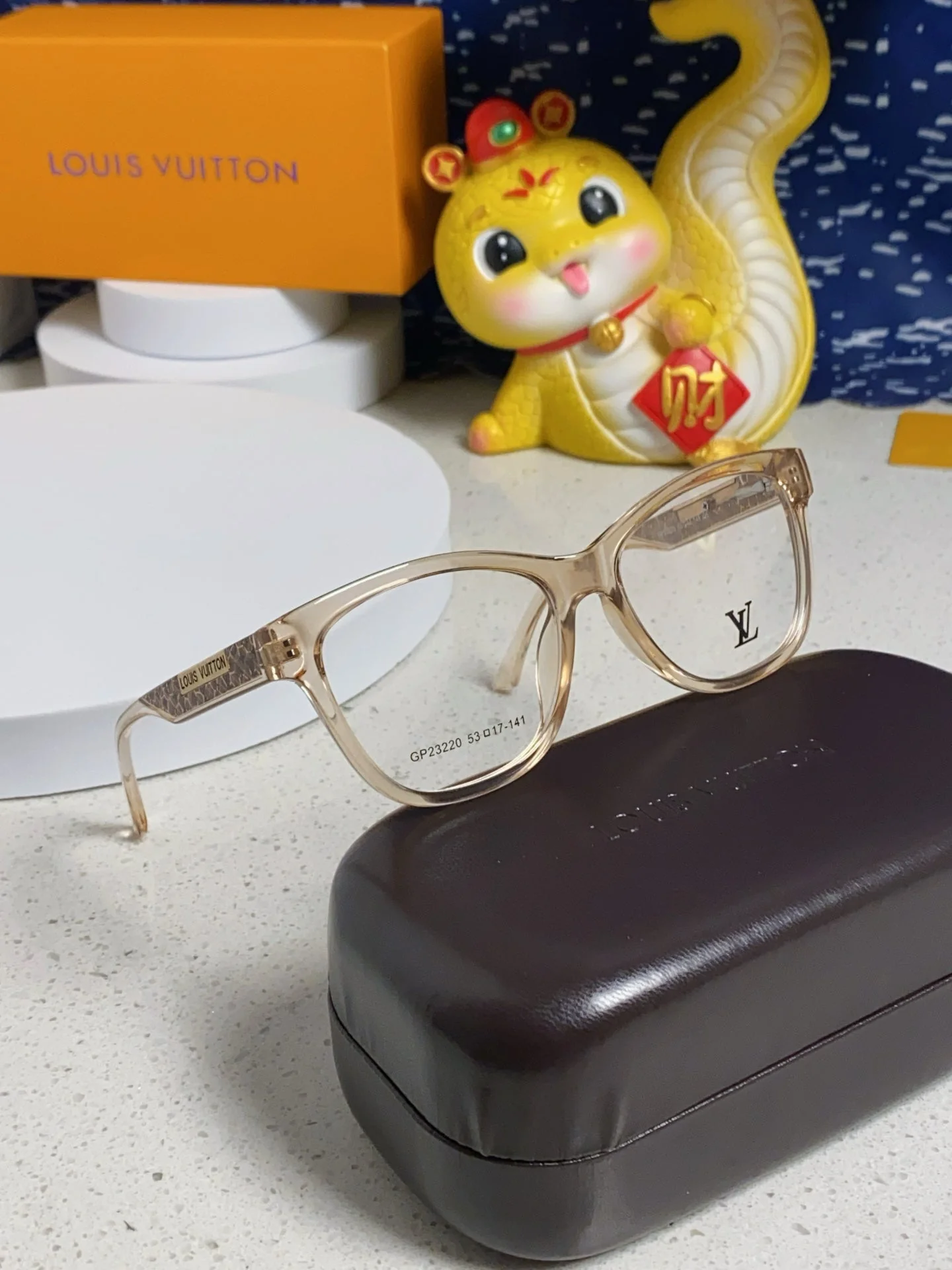 CAT EYE SUNGLASSES 570277 IN LIGHT BROWN CLEAR ACETATE EMBOSSED LOGO