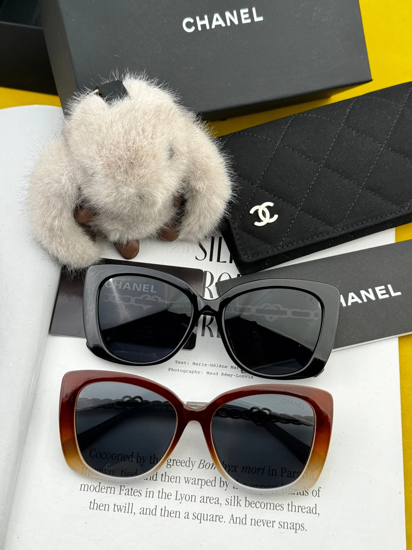 SQUARE SUNGLASSES CH25801 IN ACETATE HEART CHAIN METAL