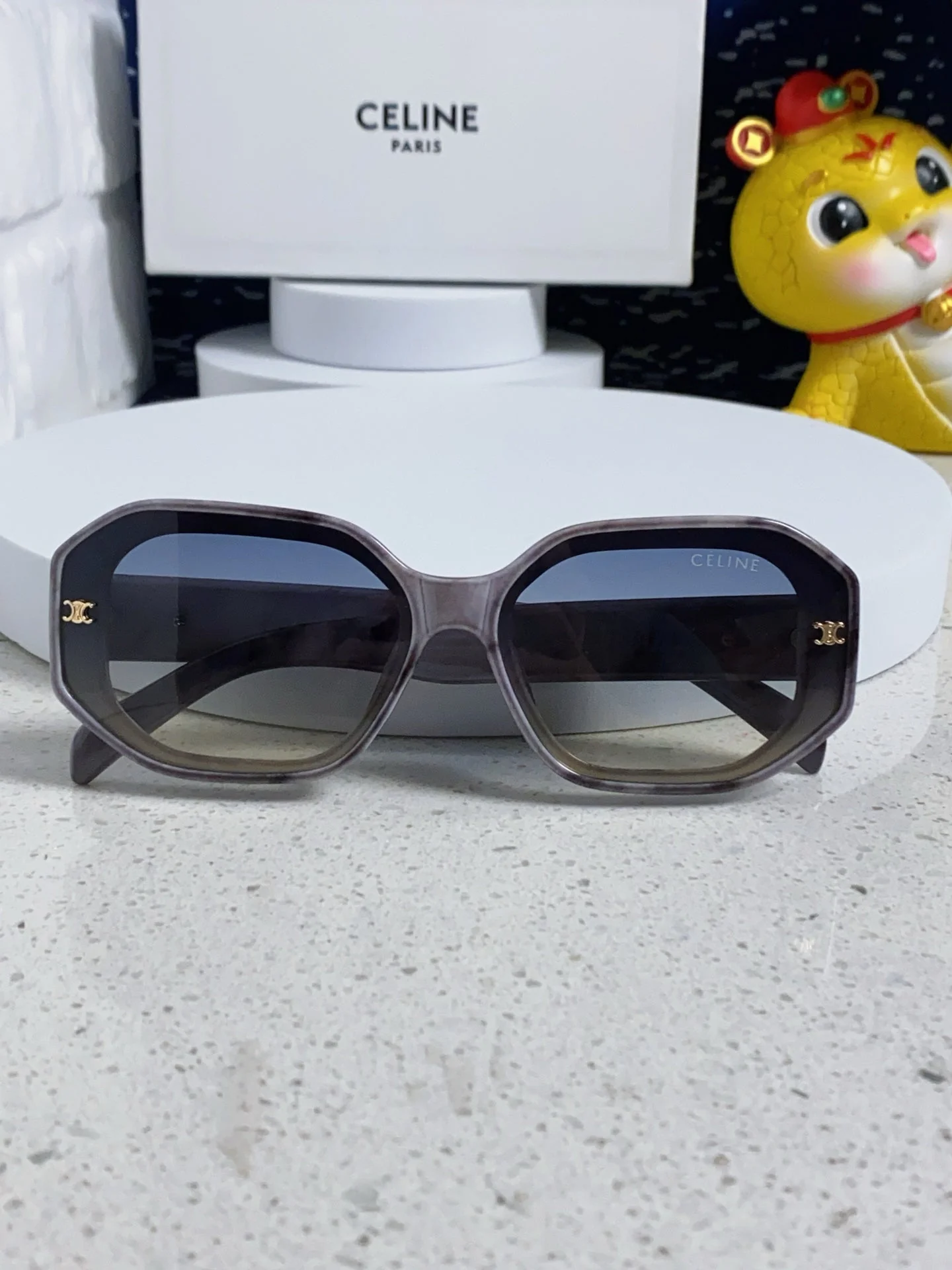 TRIOMPHE SQUARE SUNGLASS 566740 IN MARBLED EFFECT ACETATE