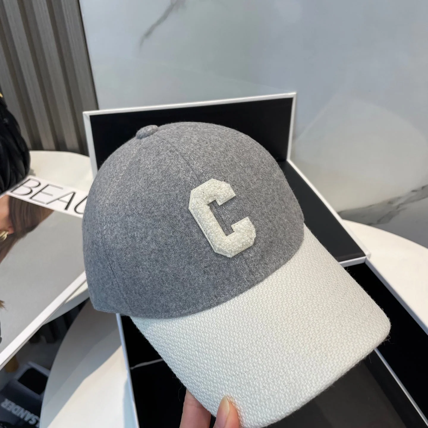 BASEBALL CAP MODEL 652409 IN WHITE AND GRAY FELTED FABRIC